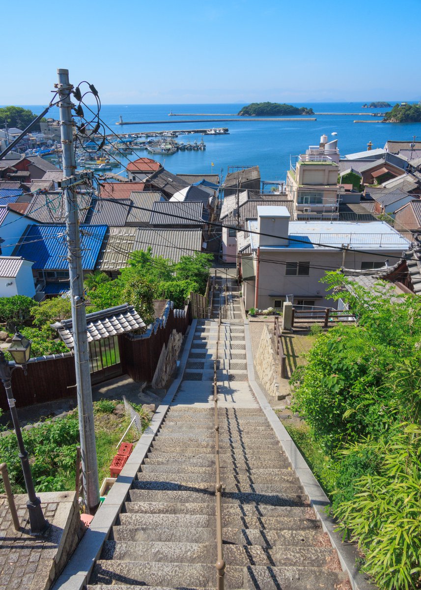 石段を下れば美しい瀬戸内の海。
