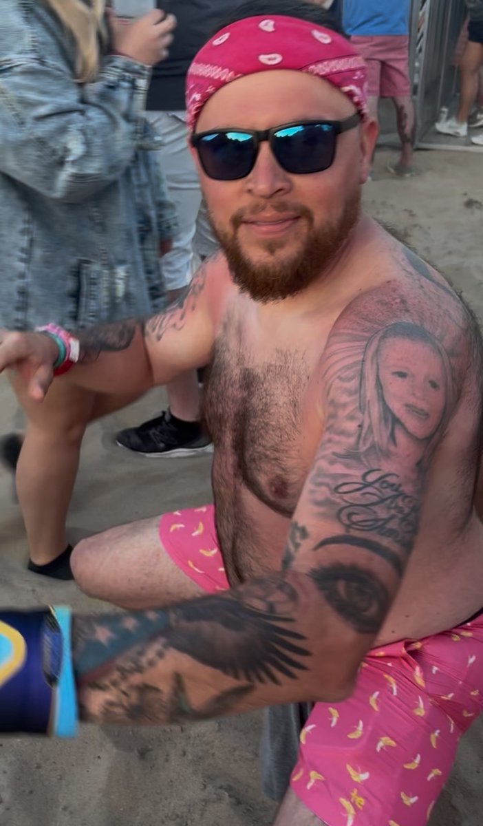 Mikebartram0784's tweet photo. All i remember when stopping by the @JSS98Rock tent is .. Scott saying get this guy some sunscreen 🤣🤣🤣 https://t.co/d1hgKAOozY