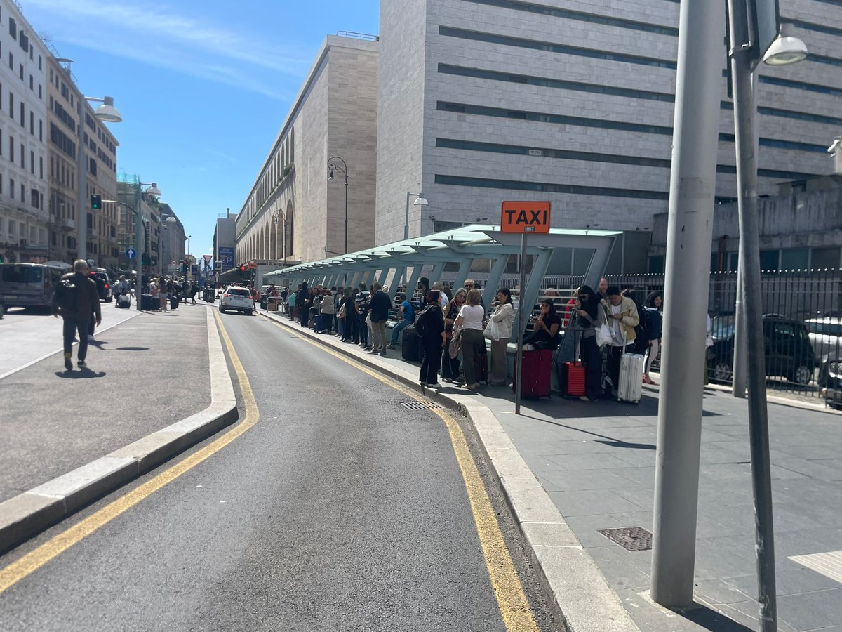 Questa è la situazione mentre in Parlamento presento una nuova iniziativa.sul settore mobilità on demand.
Situazione #taxi che peggiora sempre di più per cittadini e turisti.
Code assurde appena fuori #Roma Termini.