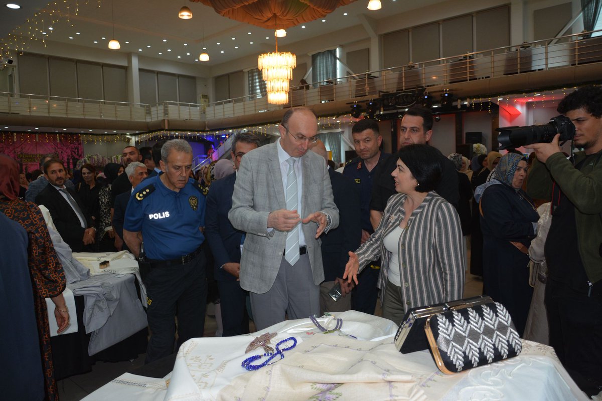 Erenler Halk Eğitimi Merkezi tarafından yıl sonu sergisi düzenlendi. Erenler Belediyesi Düğün Salonu'nda düzenlenen serginin açılışını Kaymakamımız Sayın <a href="/gunhanyazar/">Günhan Yazar</a>  gerçekleştirdi.