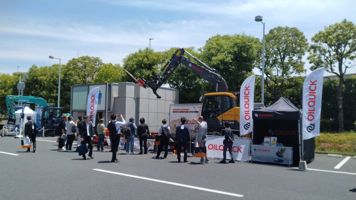 OilquickJPN's tweet photo. 本日から #環境展 に出展しています。#オイルクイック と #oilquick #チルトローテーター の実機をご覧頂けますので、是非この機会にお越しください。屋外のブースです。 https://t.co/XvSLhU2Uaq