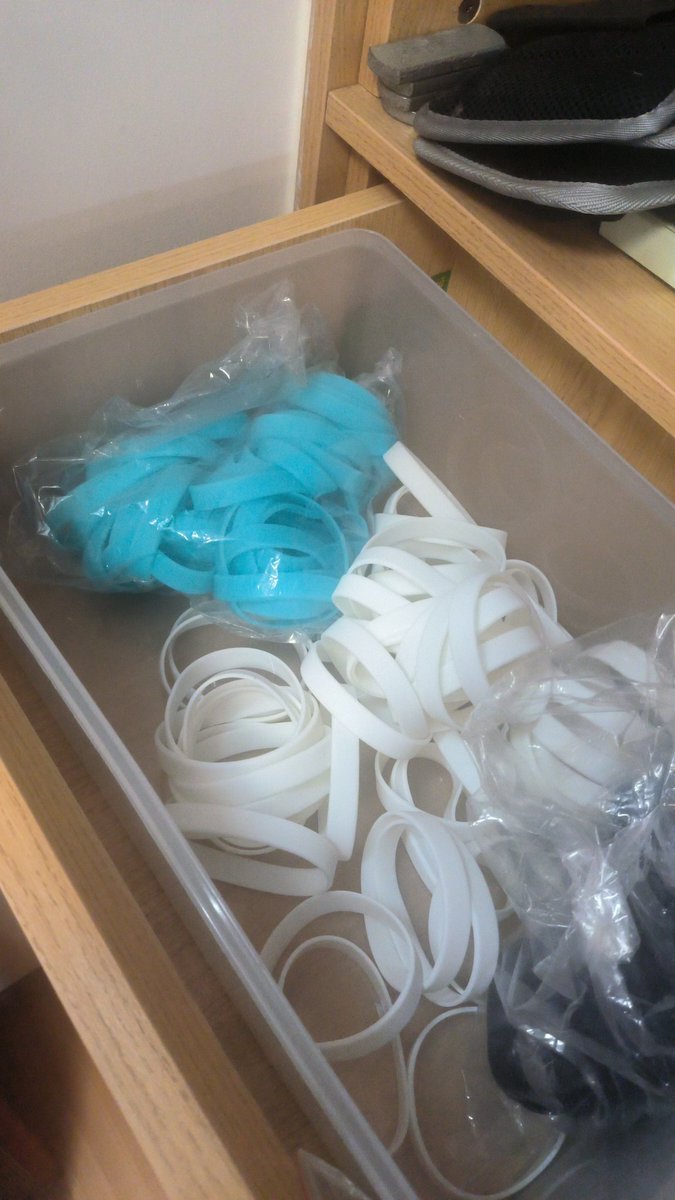 以前在武汉做活动的时候订的一批手环，0是白的，0.5是蓝的，1是黑的，结果一场活动下来。蓝的没拆封，白的就拿走了两个，黑的快被拿光了。