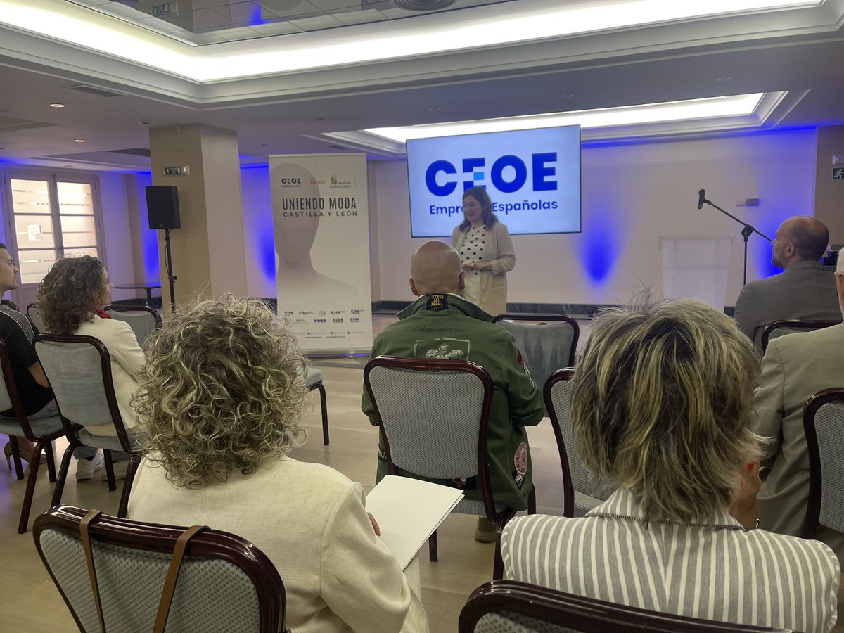 CEOEAvila's tweet image. ¡Arranca la jornada #Modaconfuturo en clave #sostenible de @uniendomoda_cyl en #Ávila! 

Inaugurada por Teresa Cetulio, secretaria general de @ceoe_cyl y Diego Díez, presidente de @ceoeavila, aborda el desafío y oportunidad de la
Moda en clave sostenible y competitiva.