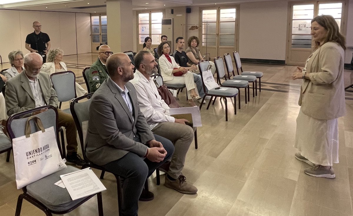 CEOEAvila's tweet image. ¡Arranca la jornada #Modaconfuturo en clave #sostenible de @uniendomoda_cyl en #Ávila! 

Inaugurada por Teresa Cetulio, secretaria general de @ceoe_cyl y Diego Díez, presidente de @ceoeavila, aborda el desafío y oportunidad de la
Moda en clave sostenible y competitiva.