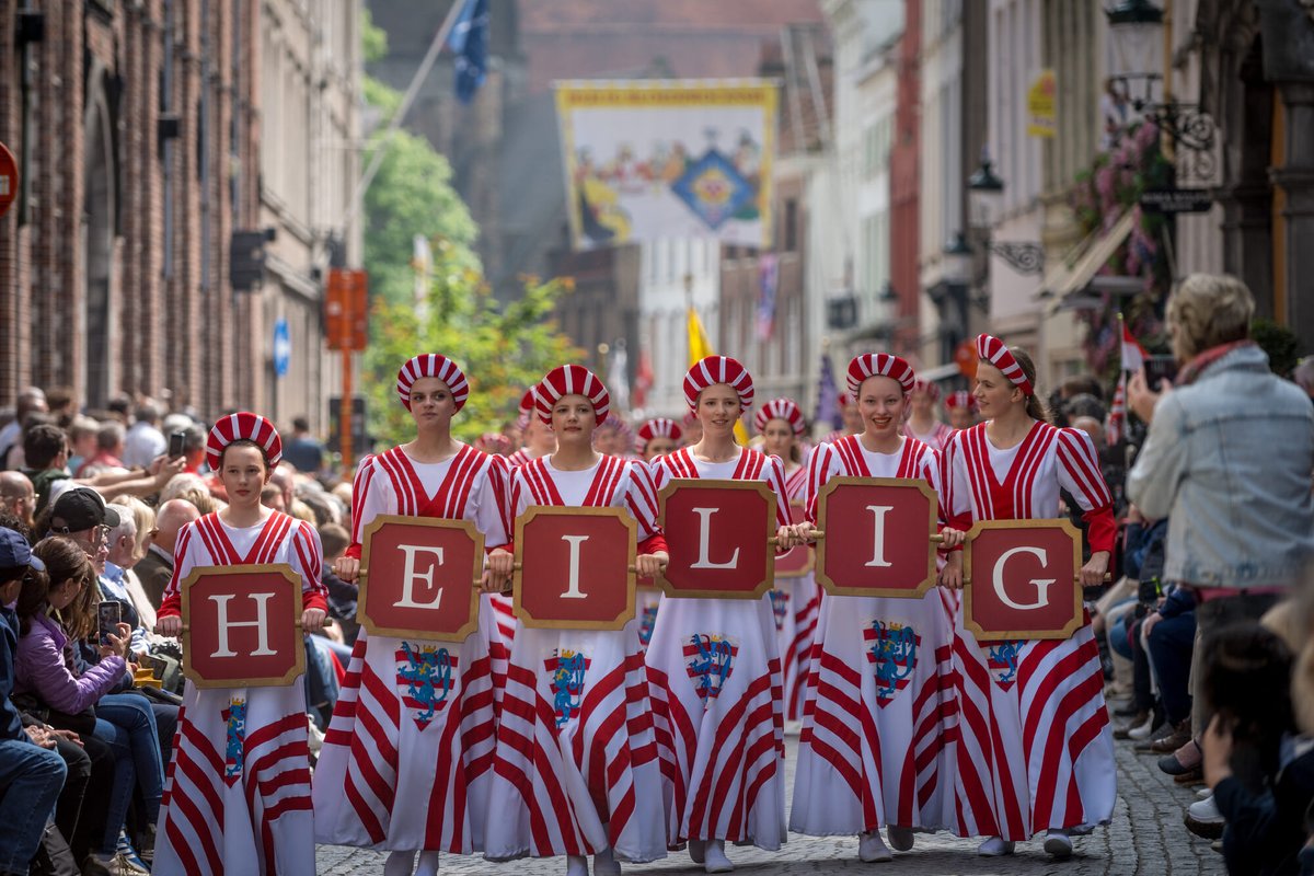 Tomorrow, from 14h30 at the Dijver, the Procession of the Holy Blood will pass through Bruges' historic city centre again! Visit our website for all:

🩸 Practical info: visitbruges.be/en/whats-on/ev…
🩸 Mobility info: visitbruges.be/en/plan-your-v…