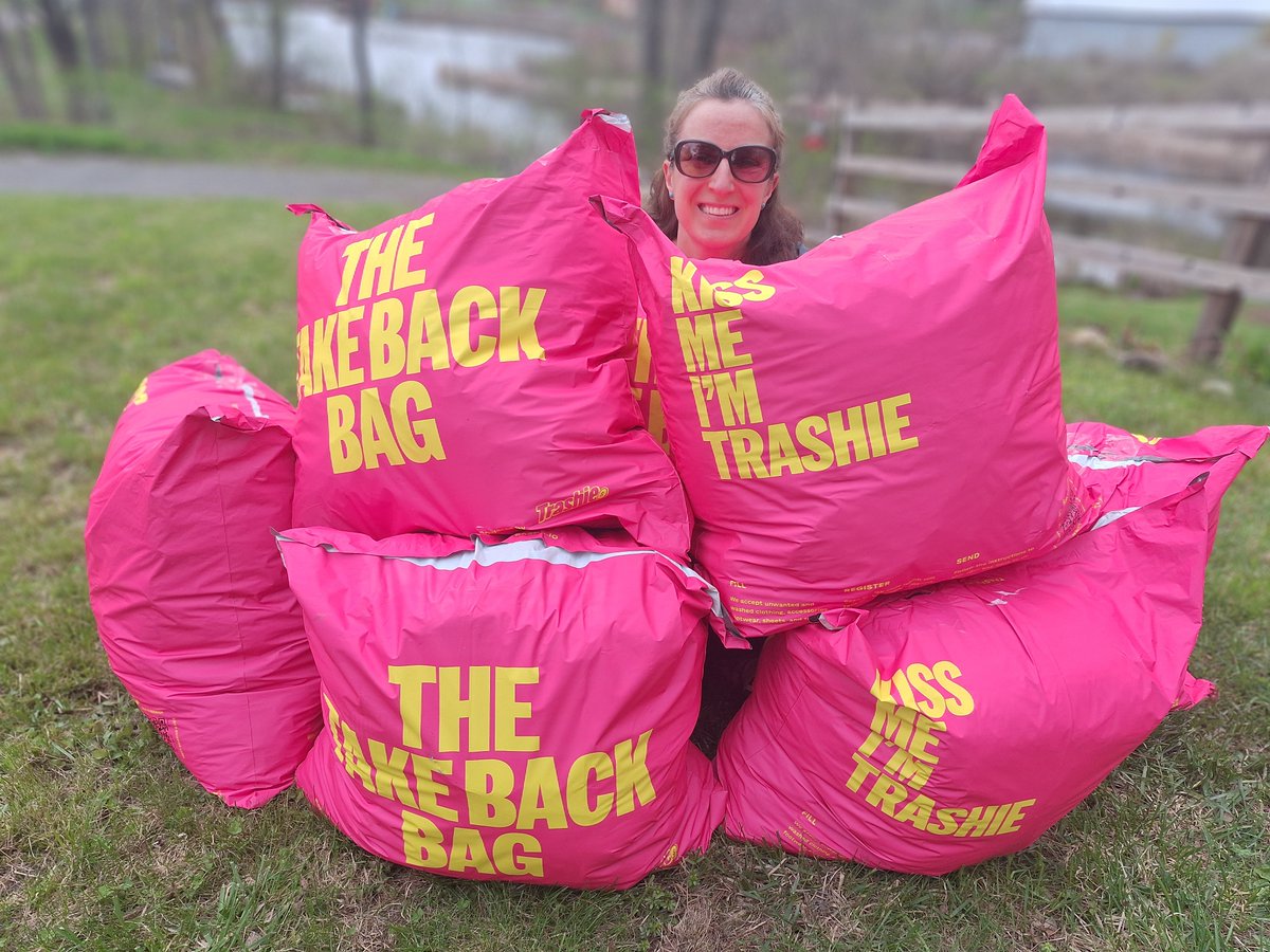 Today's the day! I'll be up to my neck in Take Back Bags! Barton Library parking lot, 5-6 pm. See you there! 
#trashieambassador facebook.com/share/15rfB6Eb……