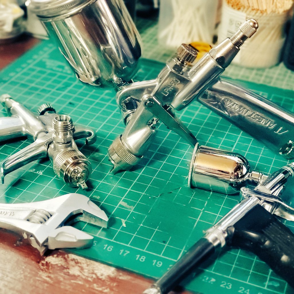 hirachi75's tweet image. ウレタン塗料を使った後はガンの中に塗料が固まっていることがあるのでオーバーホールしてました。写真のは岩田のガンの中では安い方ではあるけどカップと合わせて2万円以上はするのでちゃんと手入れして大事に使いたいところ。吹くもののサイズや塗料の種類によって同じ型でも口径違いとか増えてくる