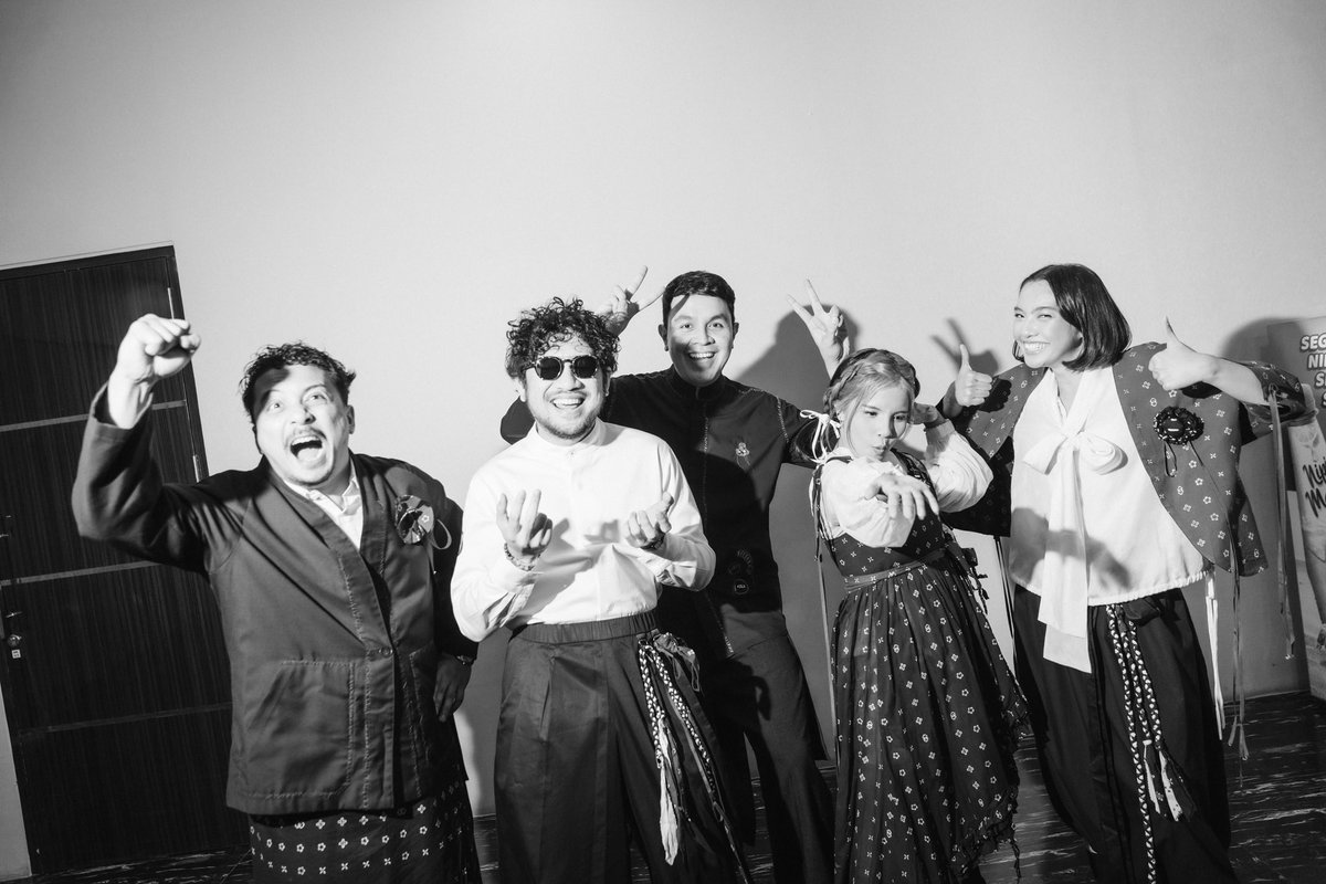 Unggahan apresiasi untuk kolaborator di Tur Sama-Sama. Aku gak tau mau tulis dimana jadi mungkin disini tempat yang tepat supaya puluhan tahun lagi (kalo masih idup😇), bisa aku liat-liat lagi terus senyum-senyum sendiri🥹✨🤏🏻