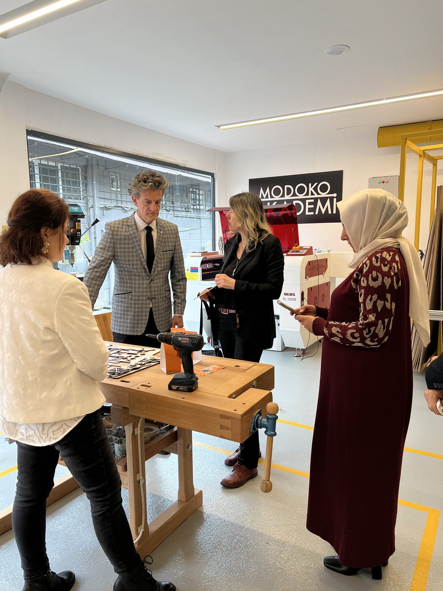 Mimar Sinan Güzel Sanatlar Üniversitesi
İç Mimarlık Bölümü Profesörü ve
aynı zamanda Modoko Bilim Kurulu
Başkanı Osman Arayıcı Hocam’ı
kurmuş oldukları Modoko Akademi’de
ziyarette bulundum.

Modoko Reklam Müdürü;
Hümeyra hanımla gerçekleştirdiğimiz
keyifli sohbet, sürece dair