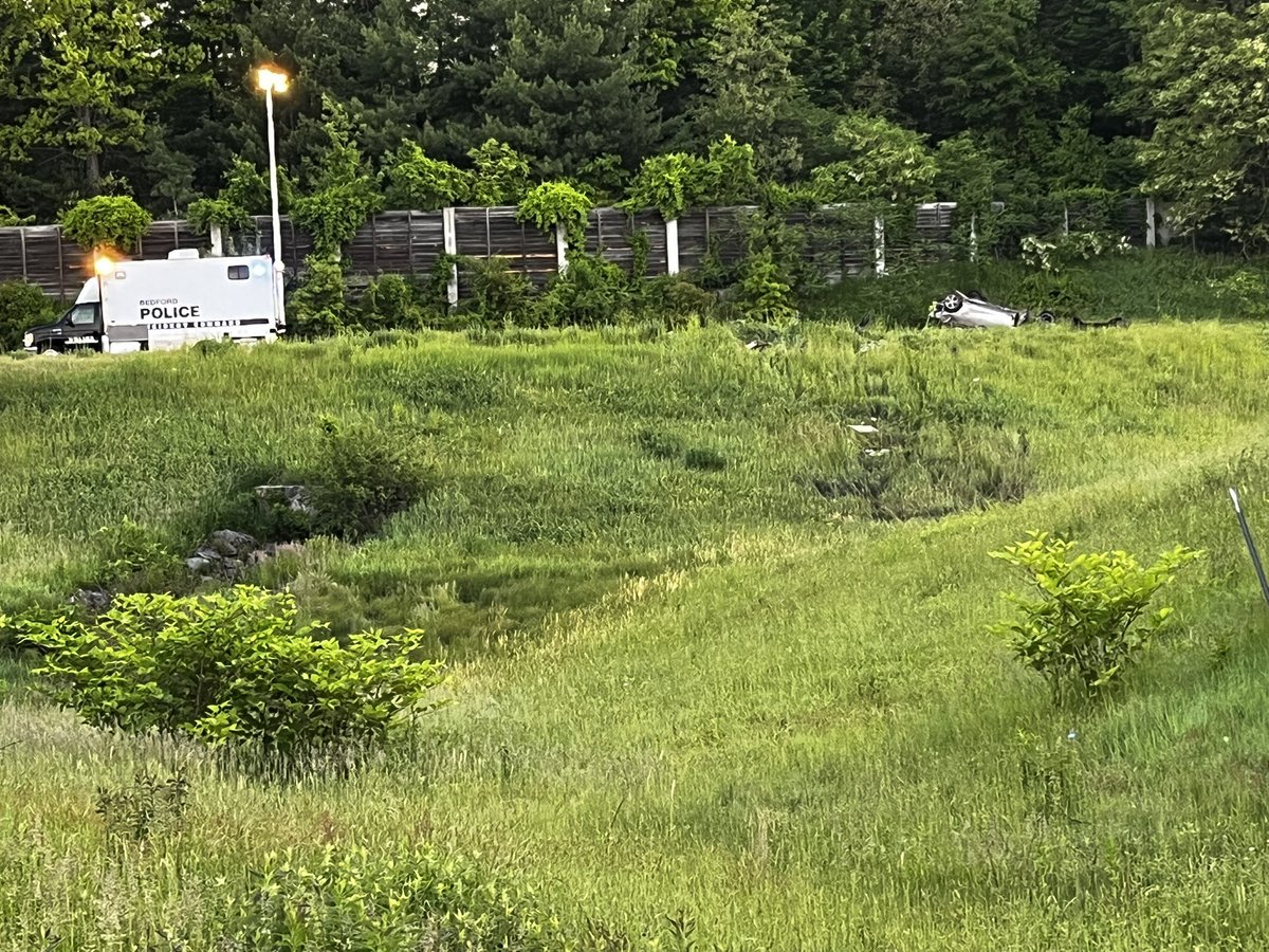alannafloodnews's tweet image. 🚨 Right now: Fatal rollover crash closing the Kilton Road exit on and off ramps on Route 101 in Bedford