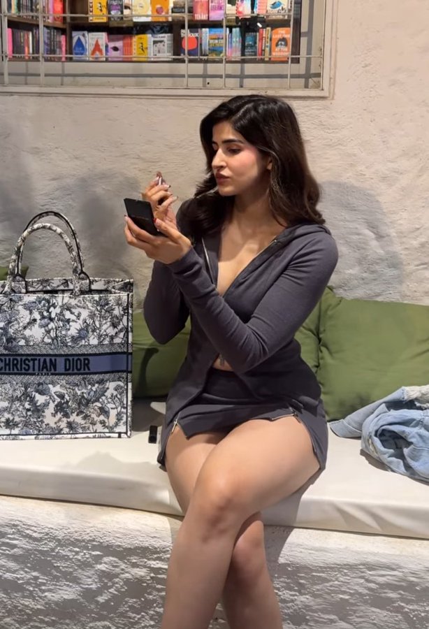 GsBqWdoWsAAyr_B?format=jpg&name=900x900