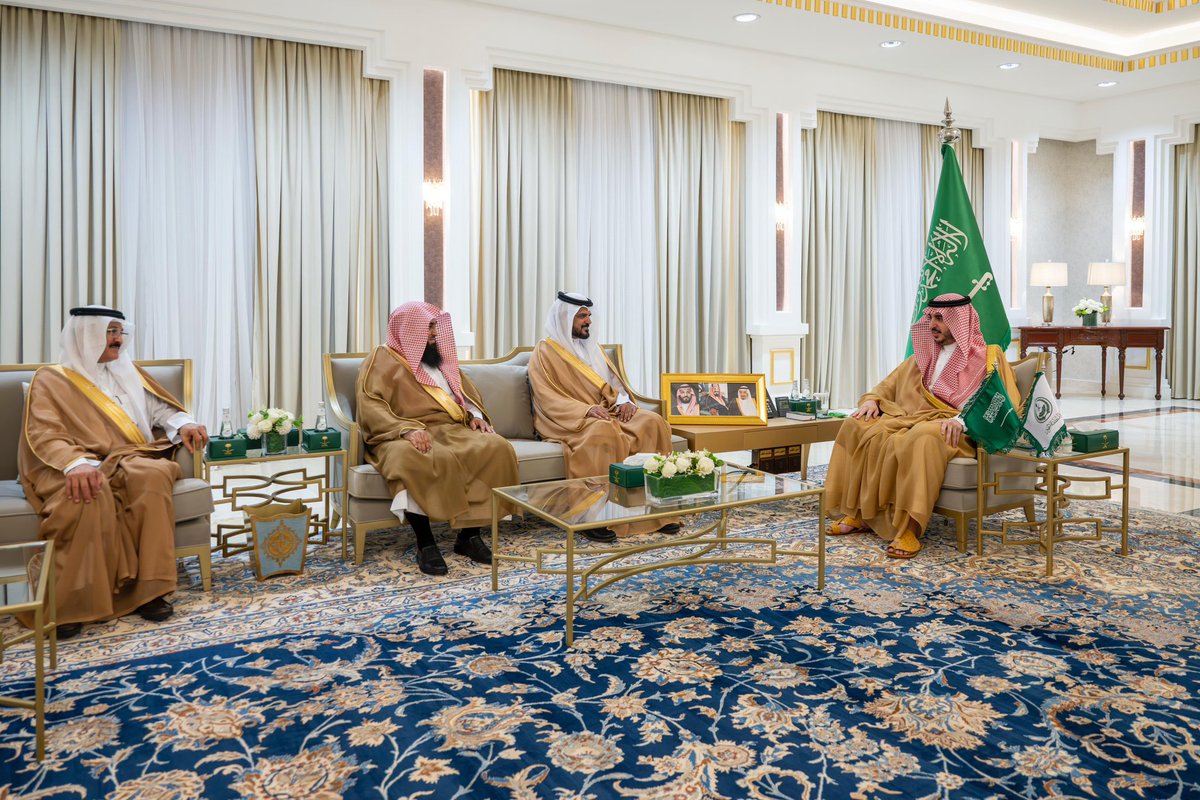 AljoufSA's tweet photo. أشاد سموه بالدعم المتواصل والكبير من القيادة الحكيمة -أيدها الله- للقطاع غير الربحي، مؤكدًا أهمية تكامل الجهود بين الجمعيات والجهات الحكومية، لتحقيق الاستدامة وتعميق الأثر الاجتماعي.
كرم سمو أمير المنطقة مجلس الجمعيات الأهلية والجمعيات الحاصلة على تقدير ممتاز في الحوكمة، مشيدًا بجهودها وحاثًّا على الاستفادة من تجاربها لتعزيز التنمية المستدامة، مؤكدًا دعم الإمارة للجمعيات لتحقيق الأهداف الوطنية.