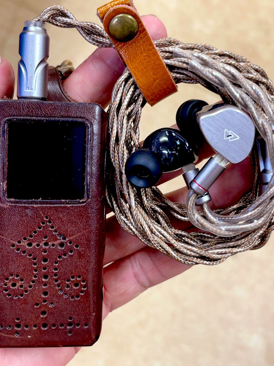 退勤歩きながらオデ🎧

若い衆が仕事頑張ってるのは分かるけどズルはいかんなぁ。
一応会社にもルールがあるから、それは守らんといかんね🥸

という訳で今日はBQEYZで帰ります🧑‍🦯‍➡️

FIIO：BTR7
NICEHCK：AceMeteor 
BQEYZ：BQ-10
DIVINUS：VELVET WIDE BORE

今日も一日お疲れっした〜🙇🏻
#PR