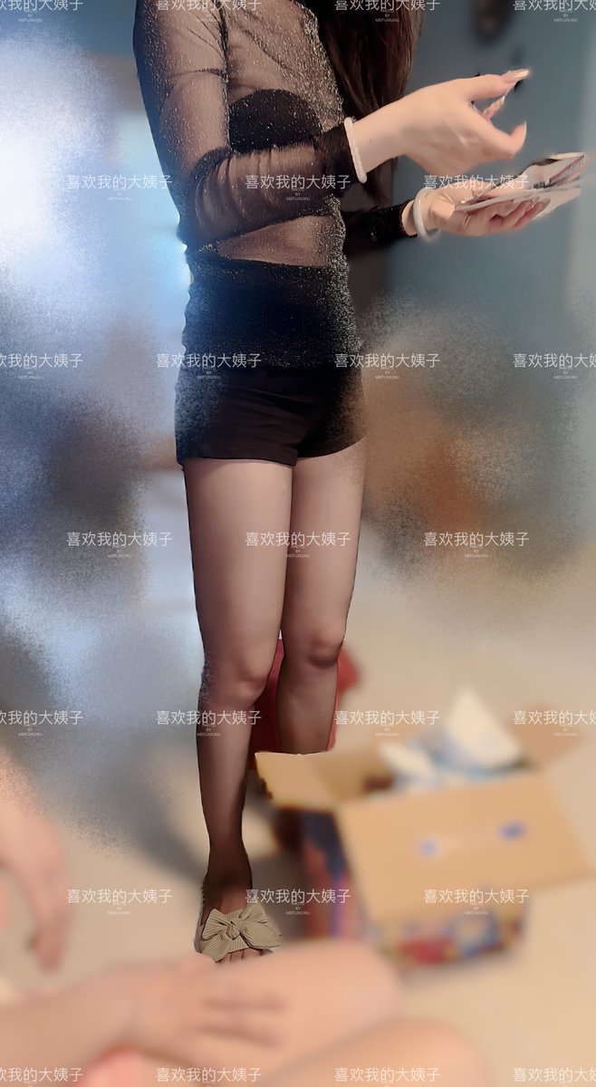 下班到家了，看到大姐给孩子买的61礼物
大姐对孩子妥妥的视如己出
其实之前问过大姐，愿意给我也生一个吗
大姐说愿意，今天当着老婆的面，直接说的大姐，今天这身衣服真性感，有时候开个玩笑也正常
因为确实很性感，没有一点反应还奇怪咯 https://t.co/RXbfpLLb0G