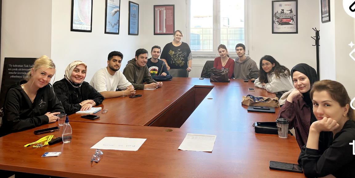 Lisansüstü Eğitim Danışma ve Yönlendirme Komisyonu’nun 26 Mayıs 2025 tarihinde düzenlediği etkinlik kapsamında İletişim Fakültesi lisans öğrencileri, yüksek lisans dersine konuk oldu.