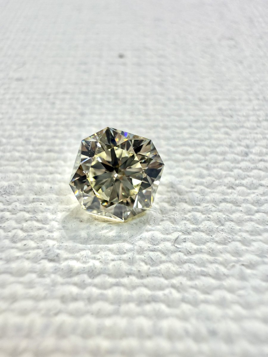 GemaxStone's tweet photo. Flanders Cut 💎
Very Light Yellow VVS2 CGLソート
1ct テリテリです✨
#ダイヤモンド
#GemaX https://t.co/2yi8HhRQzb