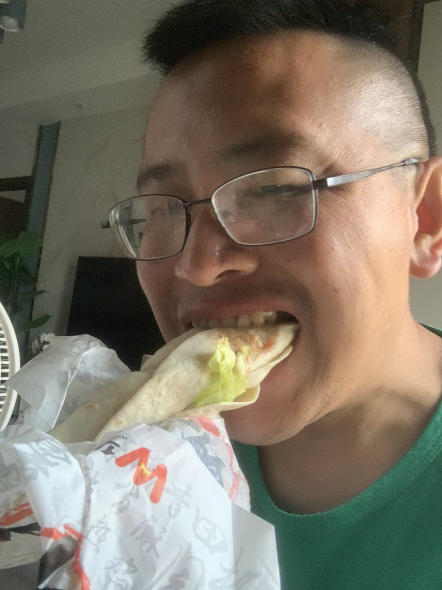 JamesCageWhite's tweet image. I’m eating hamburger 🍔 as reward. Very tasty I like it