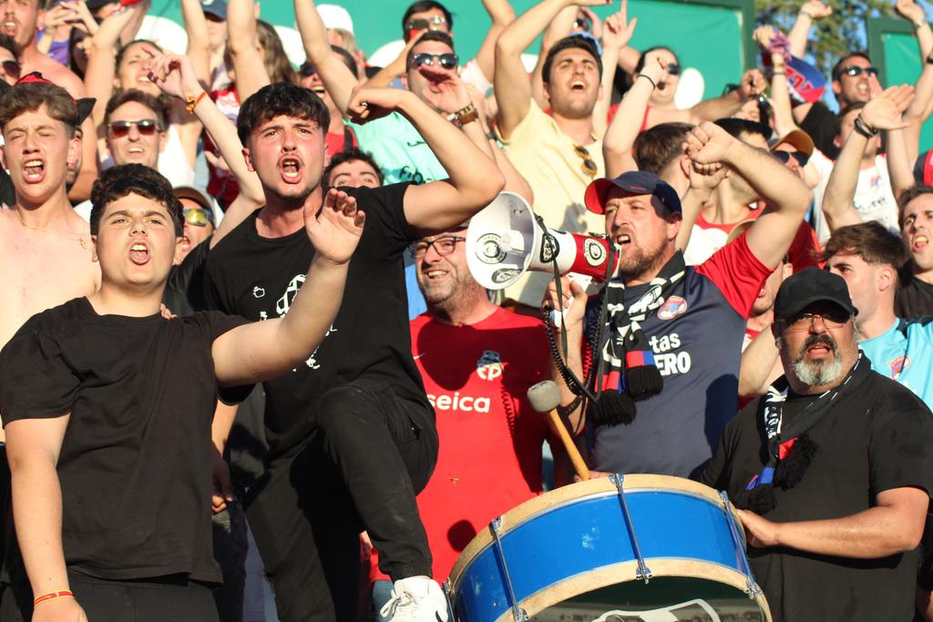 9489 habitantes,cerca de 900 villacañaros en las gradas del Salto del Caballo,eso es casi el 10% de nuestra población.
Honor a los desplazados💙❤️⚔️
Vamos a por otro capítulo de la historia más bonita de este club 💪🏻
<a href="/cd_villacanas/">CD FIBRITEL VILLACAÑAS</a>