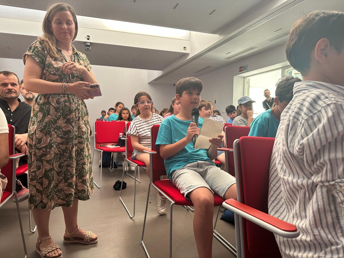 <a href="/ElenaBCastilla/">Elena Blanco Castilla</a> <a href="/PedroPiquerasG/">Pedro Piqueras Gómez</a> <a href="/diputacionMLG/">Diputación de Málaga</a> <a href="/FundlaCaixa/">Fundación ”la Caixa”</a> <a href="/caixabank/">CaixaBank</a> <a href="/PrensaMiMochila/">Prensa en mi mochila</a> ❓“¿De pequeño querías ser periodista?”, ha preguntado un alumno. Cuando vio su primera entrevista publicada le pareció lo mejor del mundo. Piqueras confiesa, también, que le gusta la arquitectura. "Lo que más me gusta de ser periodista es aprender, y conocer gente", reconoce.