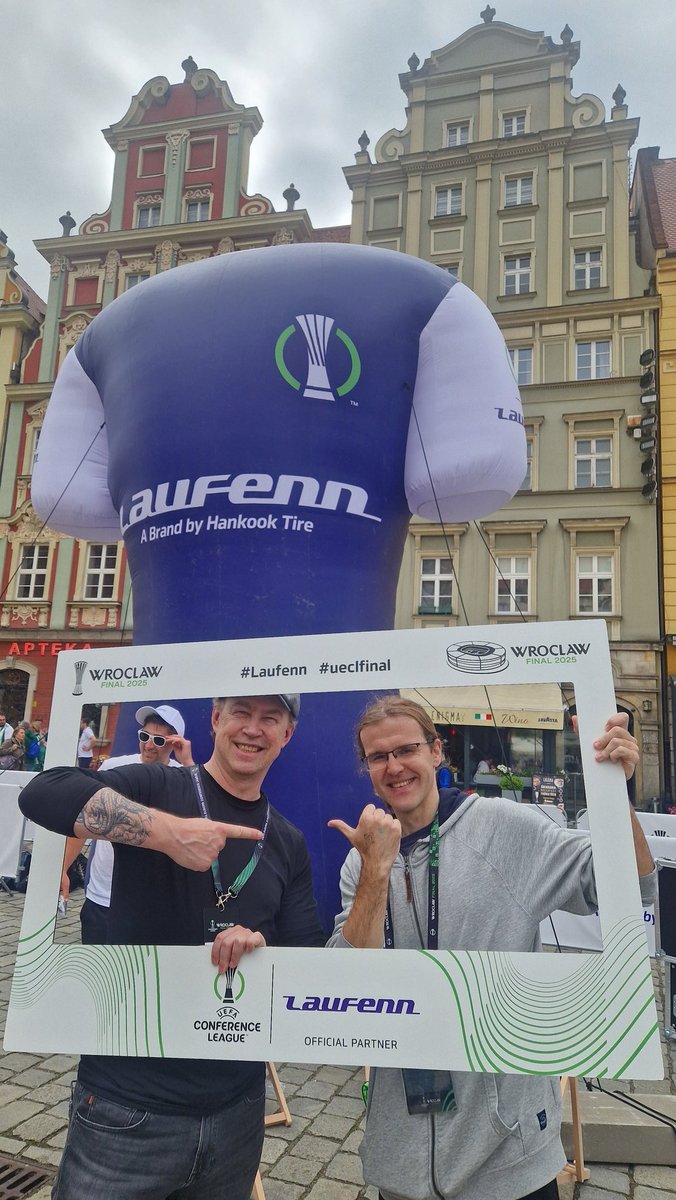 Polsport's tweet photo. W strefie kibica #Laufen na wrocławskim rynku wreszcie osobiście poznałem legendę Twittera czyli @Buckarobanza - moje główne źródło informacji na temat ukraińskiej piłki i kiedy tylko \o/ Umawiamy się na Ukraina - Francja we Wrocku
#JourneyinStyle
#UECLfinal
#BrandbyHankookTire
#wspolpracareklamowa