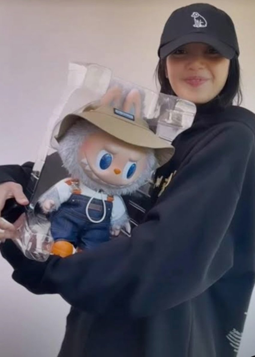 cherry_bb1's tweet image. ทำไม #LABUBU ถึงได้รับความนิยม? -กระแสความนิยมของLbbเริ่มต้นในเอเชียและได้รับความนิยมไปทั่วโลกอย่างรวดเร็วด้วยความช่วยเหลือจากเหล่าคนดังที่พาLbbไปทั่วโลก #LISA BPทำให้Lbbโด่งดังเป็นครั้งแรกเมื่อกว่า 1 ปีที่แล้ว เมื่อเธอห้อยLbbที่แต่งตัวเหมือนชาวนาไว้บนกระเป๋า/1
#LALISA