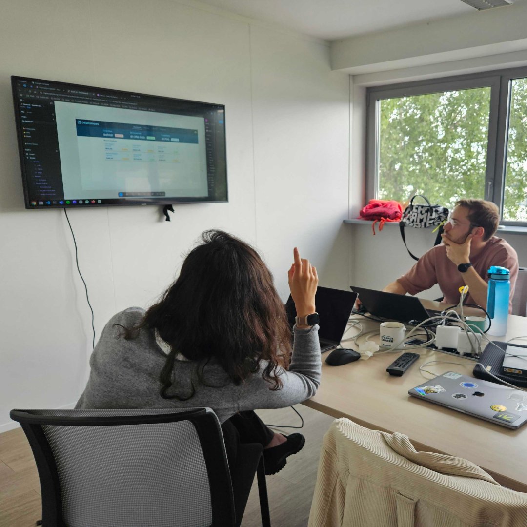 _BearStudio's tweet image. 📚 Nos ours Alexandra Pituru et @GabriellePinch étaient chez @DocapostAgility pour animer une #formation autour de l’#UX !
Au programme : les bases de l’UX, entre ergonomie et introduction à #Figma pour 6 devs motivés.
Un grand merci à Agility pour l’accueil !