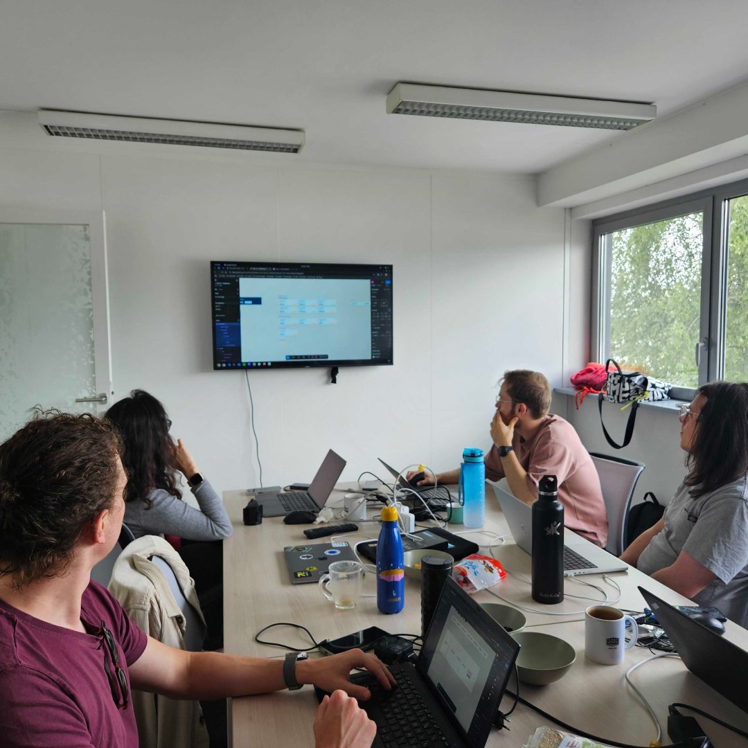 _BearStudio's tweet image. 📚 Nos ours Alexandra Pituru et @GabriellePinch étaient chez @DocapostAgility pour animer une #formation autour de l’#UX !
Au programme : les bases de l’UX, entre ergonomie et introduction à #Figma pour 6 devs motivés.
Un grand merci à Agility pour l’accueil !