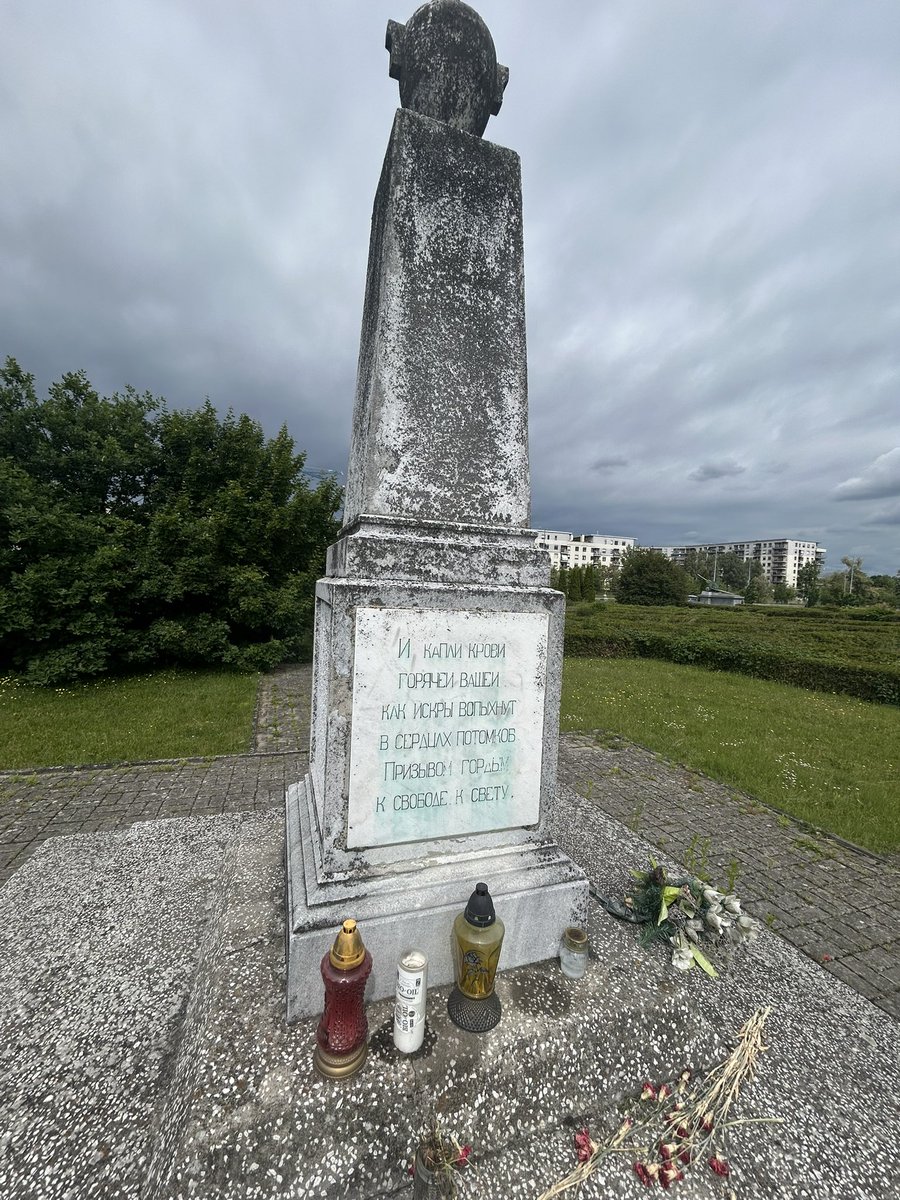 RedTourists's tweet photo. Deep within the cemetery there are these monuments, translated by trusty Google.

4/5

#RedTourists #RedTourist #RedTourism #Poland #SovietUnion https://t.co/UYpS1HvQKA