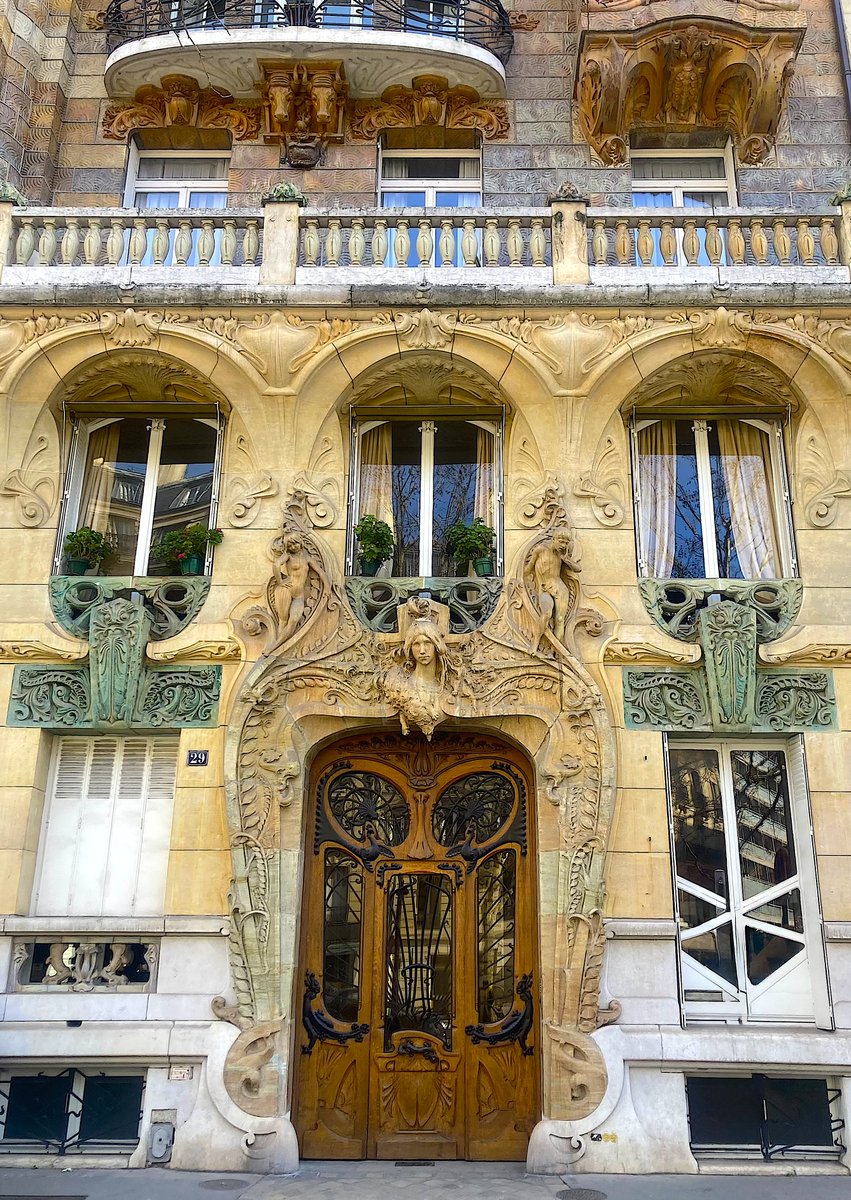 focusonparis's tweet photo. A door adorned: the beautiful #ArtNouveau door on Avenue Rapp. #architecture #sculpture #whimsy #doorsofparis https://t.co/R2zk48D9XR