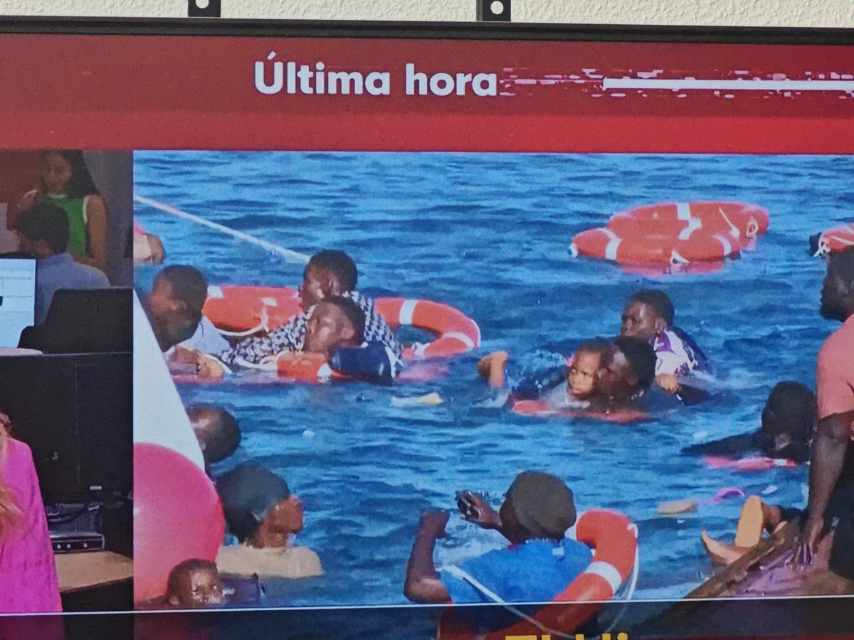 spacarias's tweet image. Ha volcado un cayuco en El Hierro, se ve a los niños en el agua. 
Quienes pretendéis hacer creer que esta gente se juega su vida (y la de sus hijos) para venir aquí a delinquir, sois un cáncer social.