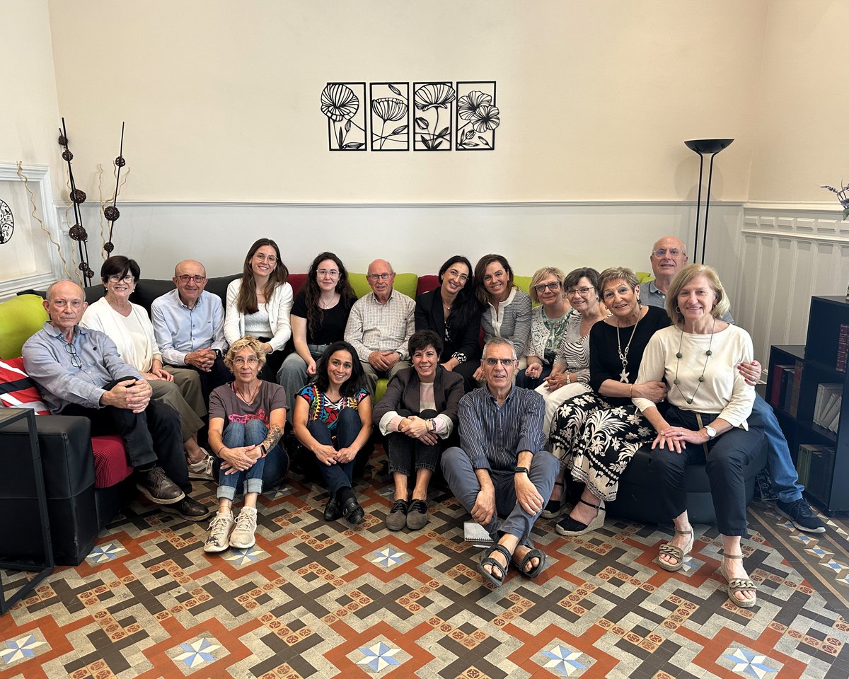 Ahir vam assistir a la formació de portaveus, impartit per dues companyes dels Serveis Centrals de Mans Unides: Rosa Mª Granero i Irene Hernández-Sanjuán

Vam aprendre diverses tècniques per afrontar millor la nostra tasca comunicativa envers els mitjans de comunicació👏!