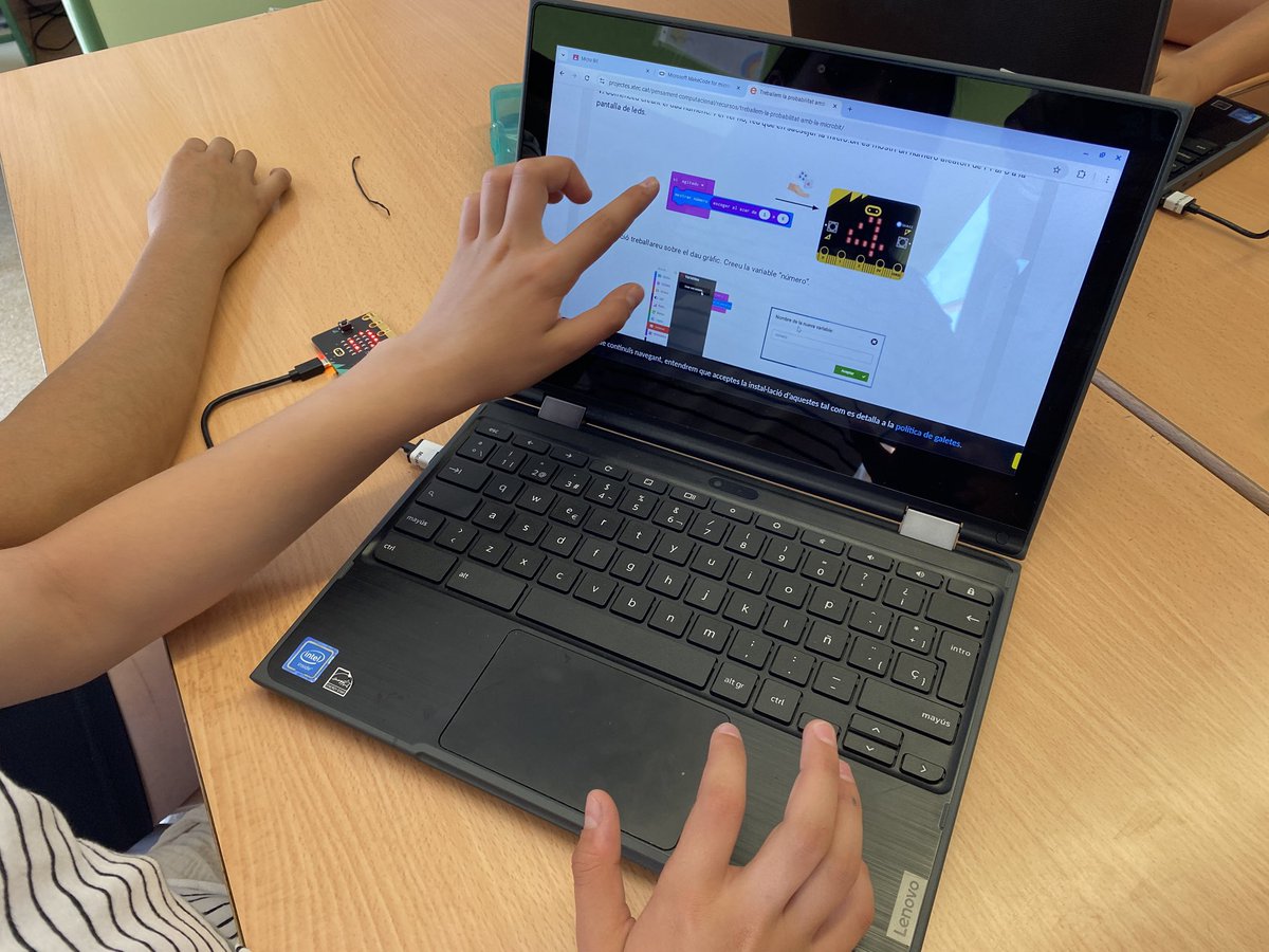 A 5è hem començat a experimentar amb les micro:bit! 🤖
Fomentem el pensament computacional mentre aprenem a programar i a resoldre reptes amb creativitat 💡🧠
#5èPicots #Microbit #PensamentComputacional #EduTech