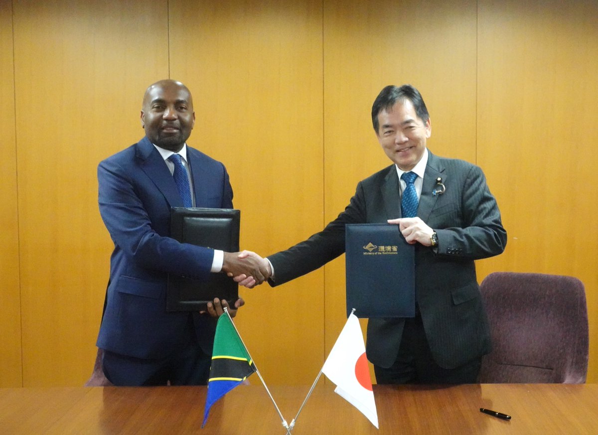 Kankyo_Jpn's tweet image. 5/28、日本と #タンザニア との間でJCM構築に係る協力覚書への署名が行われました！
タンザニアは30か国目のパートナー国になります🤝

JCMを通じて、脱炭素技術等の普及により #温室効果ガス 削減を促進し、世界の #脱炭素 化に貢献していきます🌳

#二国間クレジット制度 #JCM