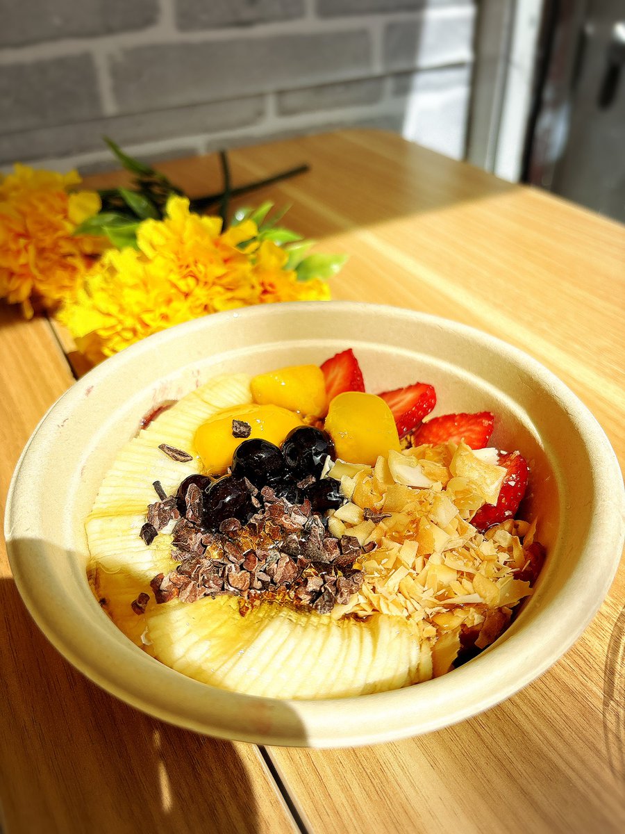 lycoris923's tweet photo. 急いで人生初の #アサイーボール 食べてきた！めっちゃ美味しいけど、毎日食べれる値段じゃない💦食べ比べもしてないから基準もわからんけど…これ夕飯で足りるか？？ https://t.co/kR84xcc7cl