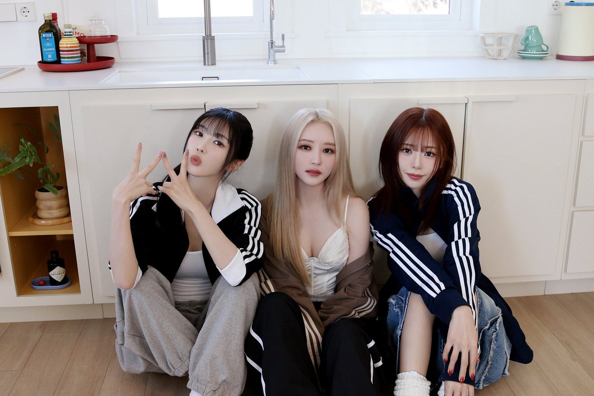 [🌑] 유아유(UAU) 1st Mini Album [Playlist #You Are You] 매거진 발매 안내

📸 지니 매거진
📎 buly.kr/HHcaKey

#유아유 #UAU
#Dreamcatcher_UAU
#1st_Mini_Album #Playlist #You_Are_You
#2Months #Attitude