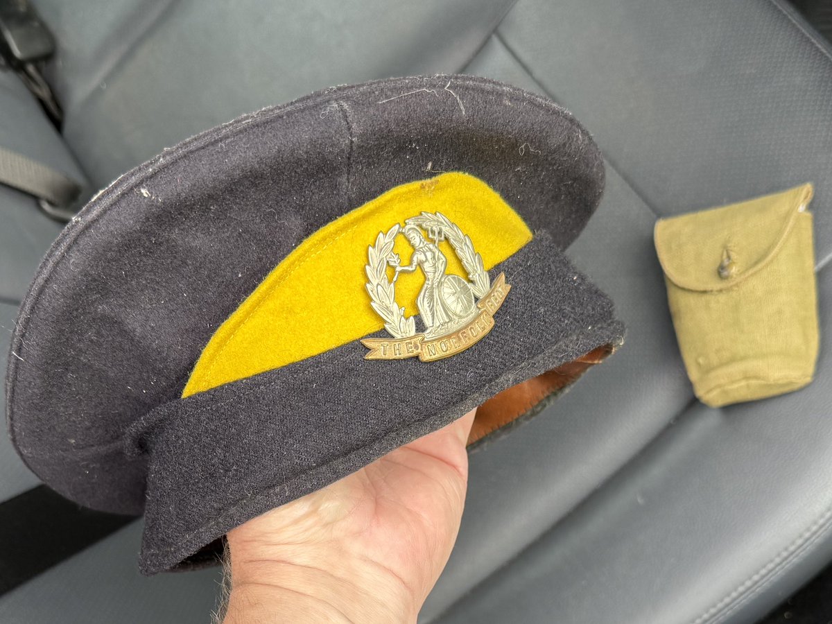 Taff_Gillingham's tweet photo. It’s not very often that you receive an urgent message which says,
“Don’t forget the Brodrick Cap!”.

Looking forward to talking about uniforms, equipment and weapons at @GreatWarHuts tonight! 😁👍🏻

#HuttedHistories 
#MostUnpopularArmyCapEver 
@AndInTheMorning https://t.co/sFQ64LeEx3