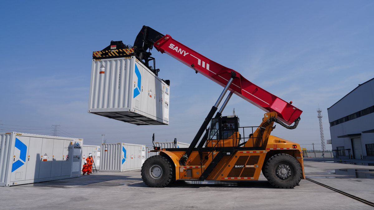 EstatePartner_'s tweet image. 🔋 Strømmen skal ikke bare være grøn - den skal også være tilgængelig, når vi har brug for den.

I særdeleshed Spanien, men også Sverige, har vi for nylig set konsekvenserne af, at vores elnet kæmper med balanceringen.

➡️ I Spanien førte overproduktion fra solenergi til et…