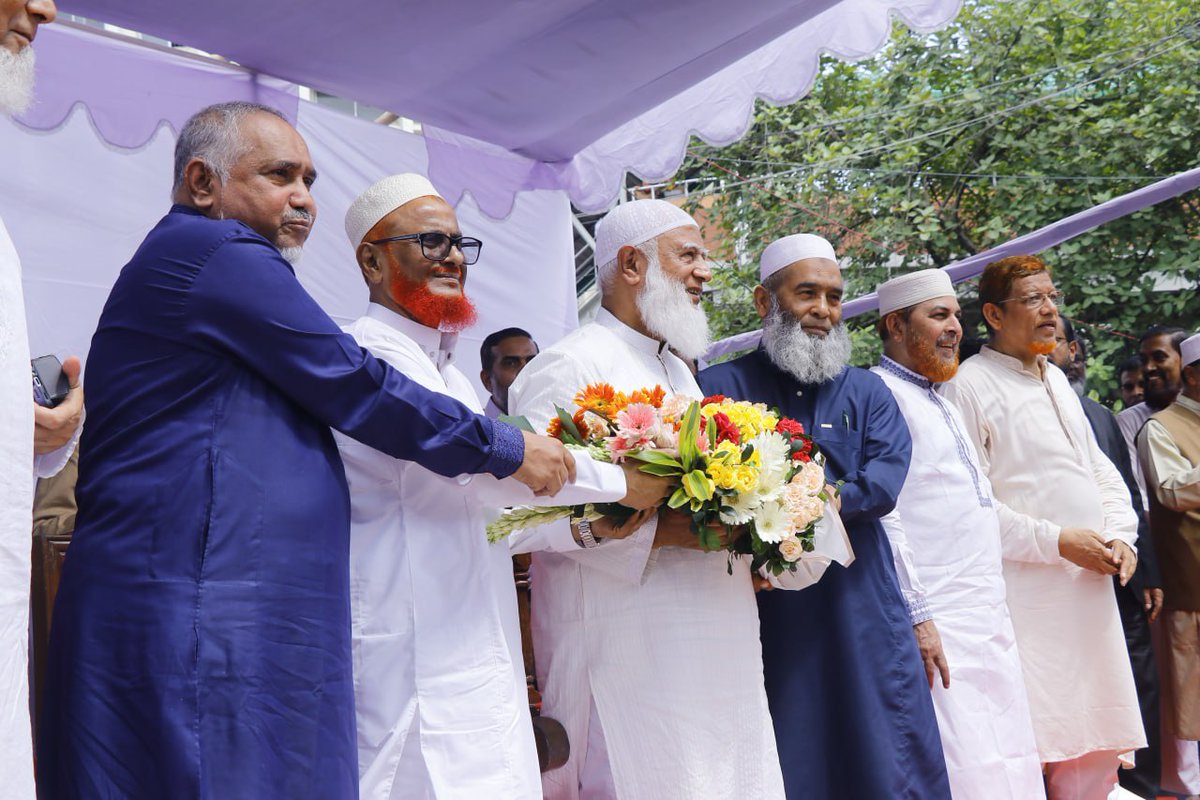 BJI_Official's tweet photo. মজলুম জননেতা এটিএম আজহারুল ইসলামের মুক্তি উপলক্ষে রাজধানীর শাহবাগে সংবর্ধনা অনুষ্ঠিত

২৮ মে বুধবার সকালে বাংলাদেশ জামায়াতে ইসলামীর সাবেক ভারপ্রাপ্ত সেক্রেটারি জেনারেল ফ্যাসিবাদের চরম জুলুমের শিকার মজলুম জননেতা এটিএম আজহারুল ইসলাম বাংলাদেশ মেডিকেল বিশ্ববিদ্যালয়ের প্রিজন সেল থেকে মুক্তিলাভ করেন। এ সময় শাহবাগ মোড়ে অস্থায়ীভাবে নির্মিত মঞ্চে মজলুম জননেতা জনাব এটিএম আজহারুল ইসলামের জন্য সংক্ষিপ্ত সংবর্ধনার আয়োজন করা হয়। 

সংগঠনের ভারপ্রাপ্ত সেক্রেটারি জেনারেল মাওলানা এটিএম মা’ছুম-এর সঞ্চালনায় এ সংবর্ধনা অনুষ্ঠানে উপস্থিত ছিলেন নায়েবে আমীর সাবেক এমপি অধ্যাপক মুজিবুর রহমান ও সাবেক এমপি ডা. সৈয়দ আব্দুল্লাহ মোঃ তাহের, সহকারী সেক্রেটারি জেনারেল মাওলানা রফিকুল ইসলাম খান, সাবেক এমপি ড. হামিদুর রহমান আযাদ, মাওলানা আবদুল হালিম, এড. মোয়ায্যম হোসাইন হেলাল, এড. এহসানুল মাহবুব জুবায়ের, কেন্দ্রীয় নির্বাহী পরিষদ সদস্য জনাব সাইফুল আলম খান মিলন, কেন্দ্রীয় নির্বাহী পরিষদ সদস্য এবং কেন্দ্রীয় প্রচার ও মিডিয়া বিভাগের সেক্রেটারি এড. মতিউর রহমান আকন্দ, কেন্দ্রীয় নির্বাহী পরিষদ সদস্য জনাব আবদুর রব, অধ্যক্ষ শাহাবুদ্দিন ও জনাব মোবারক হোসাইন, কেন্দ্রীয় নির্বাহী পরিষদ সদস্য ও ঢাকা মহানগরী দক্ষিণের আমীর জনাব নূরুল ইসলাম বুলবুল, কেন্দ্রীয় নির্বাহী পরিষদ সদস্য ও ঢাকা মহানগরী উত্তরের আমীর জনাব মোঃ সেলিম উদ্দিন, কেন্দ্রীয় কর্মপরিষদ সদস্য ও লইয়ার্স কাউন্সিলের সভাপতি এড. জসিমউদ্দীন সরকার, বাংলাদেশ খেলাফত আন্দোলনের নায়েবে আমীর মুফতি সুলতান মহীউদ্দিন ও মহাসচিব মুফতি ফখরুল ইসলাম, জাগপার সহসভাপতি ও মুখপাত্র ইঞ্জিনিয়ার রাশেদ প্রধান, বাংলাদেশ লেবার পার্টির ভাইস চেয়ারম্যান এসএম ইউসুফ, ঢাকা মহানগরী দক্ষিণের সেক্রেটারি ড. শফিকুল ইসলাম মাসুদ, ঢাকা মহানগরী উত্তরের সেক্রেটারি ড. রেজাউল করিম, কেন্দ্রীয় কর্মপরিষদ সদস্য শামিউল হক ফারুকি ও মাওলানা খলিলুর রহমান মাদানী, ইসলামী ছাত্রশিবিরের সেক্রেটারি জেনারেল নূরুল ইসলাম সাদ্দাম, শহীদ মাওলানা দেলাওয়ার হোসাইন সাঈদীর পুত্র মাসুদ সাঈদী, শহীদ মাওলানা মতিউর রহমান নিজামীর পুত্র ব্যারিস্টার নাজিবুর রহমান মোমেন, শহীদ আলী আহসান মোহাম্মাদ মুজাহিদের পুত্র আলী আহমাদ মাবরুর, জনাব এটিএম আজহারুল ইসলামের পুত্র তাসনিম আজহার সুমন, শহীদ আব্দুল কাদের মোল্লার পুত্র হাসান জামিল এবং জনাব এটিএম আজহারুল ইসলামের মামলার আইনজীবীগণ প্রমুখ। 

আমীরে জামায়াত ডা. শফিকুর রহমান বলেন, আমরা আগেই বলেছি এটা কোনো সভা নয়। জাস্ট মজলুম ভাইয়ের, মজলুম নেতার প্রাথমিক অভিব্যক্তি প্রকাশের একটা আয়োজন। প্রচন্ড গরমে এখানে আপনারা হাজির হয়েছেন। মঞ্চে সংগঠনের কেন্দ্রীয় নেতৃবৃন্দ আছেন, আমাদের বন্ধু সংগঠনসমূহের সম্মানিত নেতৃবৃন্দ আছেন, ছাত্র সংগঠনের নেতৃবৃন্দ আছেন, শ্রমিক সংগঠনের নেতৃবৃন্দ আছেন এবং আপনারা আমরা সবাই আছি। 

তিনি আরও বলেন, আমাদের সম্মানিত এই ভাইয়ের বক্তব্য অচিরেই আরও বড় পরিসরে শুনব ইনশাল্লাহ। এই ঢাকাতেই শুনব ইনশাআল্লাহ। এজন্য আমি আজকে আমার বক্তব্য দীর্ঘায়িত করতে চাচ্ছি না। আমি শুধু আল্লাহ তায়ালার শুকরিয়া আদায় করি যে মানুষটাকে সুদীর্ঘ ১৪টি বছর ঘাড়ের উপর মৃত্যুদ-ের আদেশ দিয়ে জুলুম করা হয়েছে। আল্লাহ তাকে বাঁচিয়ে রেখেছেন। মহান রব তাঁকে আমাদের বুকে ফিরিয়ে দিয়েছেন আলহামদুলিল্লাহি রব্বিল আলামীন। আমাদের এই ভাইয়ের জন্য দোয়া করবেন সবাই। আল্লাহ যেন তাঁকে নেক হায়াত দারাজ করেন, তিনি যেন সুস্থ থাকেন এবং জাতির প্রয়োজনে তিনি যেন তাঁর গুরুত্বপূর্ণ দায়িত্ব অব্যাহত রাখতে পারেন। 

আমীরে জামায়াত বলেন, কিছুক্ষণ আগে এখানে বলা হয়েছে আমার নেতৃত্বে ফ্যাসিবাদের পতন হয়েছে, আমি তা মোটেই মনে করি না। আমি মনে করি এ দেশের ১৮ কোটি মজলুম মানুষের সম্মিলিত প্রচেষ্টায় জালিম সরকারের পতন হয়েছে। আমরা এর মূল ক্রেডিট আল্লাহ তায়ালাকে দেই। আর জমিনের এই ক্রেডিট এ দেশের জনগণকে দেয়ার পক্ষে। আমরা এক থাকব। জাতির প্রয়োজনে একপথে হাঁটবো এবং জাতির প্রয়োজনে সমস্ত ষড়যন্ত্র মোকাবিলা করে সামনে এগিয়ে যাব ইনশাআল্লাহ। সবাই ভাল থাকুন।

সদ্য কারামুক্ত সাবেক ভারপ্রাপ্ত সেক্রেটারি জেনারেল মজলুম জননেতা জনাব এটিএম আজহারুল ইসলাম বলেন, আলহামদুলিল্লাহ, আমি প্রায় ১৪ বছর কারাগারে থাকার পর আজ সকালে মুক্ত হলাম। আমি এখন মুক্ত, আমি এখন স্বাধীন। স্বাধীন দেশে আমি একজন স্বাধীন নাগরিক। 

তিনি আরও বলেন, যেহেতু আমরা রাস্তা বন্ধ করে এখানে সমাবেশের আয়োজন করেছি; তাই জনগণের কষ্ট যাতে বেশি না হয়, এজন্য আমি সংক্ষিপ্ত কিছু কথা বলব। অবশ্যই আপনাদের সাথে আবারও দেখা হবে ইনশাআল্লাহ। আমি সর্বপ্রথম কৃতজ্ঞতা জানাতে চাই, মহান আল্লাহ রাব্বুল আলামীনকে যিনি আসমান থেকে ফায়সালা করেছেন। এরপর আমাদের মহামান্য আদালতকে ধন্যবাদ জানাতে চাই, তাঁরা ন্যায় বিচার প্রতিষ্ঠায় অগ্রণী ভূমিকা পালন করছেন। এতদিন ন্যায় বিচার ছিলো না; আদালতকে নিজেদের স্বার্থে ব্যবহার করা হয়েছে। আশাকরি সামনের দিনগুলোতে আদালত জনগণের আশা আকাঙ্ক্ষা অনুযায়ী তাঁরা যথাযথ ভূমিকা পালন করবেন। 

তিনি বলেন, আমি ধন্যবাদ জানাতে চাই আমার মামলায় যেসকল আইনজীবী নিয়োগ করা হয়েছিলো তাদেরকে। আমি যতদূর পত্রপত্রিকার মাধ্যমে জানতে পেরেছি, বুঝতে পেরেছি অত্যন্ত সাবলীল ও সুন্দর যুক্তি-তর্কের মাধ্যমে আমার মামলার অসাড়তা অত্যন্ত দূরদর্শিতার সাথে সবকিছু প্রকাশ করতে পেরেছেন। আন্তর্জাতিকভাবে স্বীকৃত যে, এই মামলার মাধ্যমে আগের সরকার কীভাবে নির্মমভাবে আমাদের নেতৃবৃন্দকে হত্যাকা-ের মাধ্যমে দুনিয়া থেকে বিদায় করেছে। আরও ধন্যবাদ জানাতে চাই, যাদের কারণে আজকে মুক্ত হওয়ার সুযোগ পেয়েছি; সেই ৩৬ জুলাই অর্থাৎ ৫ আগস্টের মহাবিপ্লবী নায়কদেরকে। তাদের অক্লান্ত পরিশ্রম ও আন্দোলনের মাধ্যমে স্বৈরাচার ফ্যাসিস্ট সরকার বিদায় নিতে বাধ্য হয়েছে। আমি ধন্যবাদ জানাবো এই ক্ষেত্রে ছাত্র সমাজকে যারা তাদের অতীতের গৌরব পুনঃপ্রতিষ্ঠিত করতে পেরেছেন। ছাত্রসমাজই রাজপথে নেমে রক্ত ঢেলে তারা বিগত সাড়ে ১৫ বছরের ফ্যাসিস্ট সরকারের জুলুম নির্যাতনের বিরুদ্ধে জনগণকে সাথে নিয়ে আন্দোলন গড়ে তুলেছিলেন। যার কারণে ফ্যাসিস্টদের দর্প, গর্ব, অহঙ্কার চুরমার করে দিয়ে ছাত্রসমাজ আবার দেশের দ্বিতীয় স্বাধীনতা অর্জন করতে পেরেছে। আমি ধন্যবাদ জানাতে চাই, ছাত্র-শিক্ষাক-যুবক সকল শ্রেণি-পেশার নারী-পুরুষ এমনকি শিশু বাচ্চাদেরকেও। আমি দেখেছি তারাও রাজপথে নেমে এসেছে। আমি ধন্যবাদ জানাতে চাই, আমাদের দেশপ্রেমিক সেনাবাহিনীকে যারা জনগণের পক্ষ নেয়ার কারণে আজ আমরা স্বাধীন হয়েছি। আমি ধন্যবাদ জানাতে চাই তাদেরকে যারা আল্লাহর ওয়াস্তে আমার মুক্তির জন্য নামাজ আদায় করেছেন, রোযা রেখেছেন, আবার অনেকে মানত করেছেন; তারা ইসলামী আন্দোলনকে মহব্বত করার কারণে এবং ইসলামকে ভালোবাসার কারণে। আল্লাহ তায়ালা তাদেরকে উত্তম জাযাহ দান করুন। 

আমি স্মরণ করছি অত্যন্ত দুঃখ, বেদনা, ভারাক্রান্ত হৃদয়ে যারা আমার নেতা ছিলেন তাদেরকে অন্যায়ভাবে হত্যা করা হয়েছে। তাদেরকে জুডিশিয়াল কিলিং করা হয়েছে। আমাদের শ্রদ্ধেয় নেতা বাংলাদেশ জামায়াতে ইসলামীর আমীর শহীদ মাওলানা মতিউর রহমান নিজামী, শহীদ আলী আহসান মোহাম্মদ মুজাহিদ, শহীদ কামারুজ্জামান, শহীদ আব্দুল কাদের মোল্লা ও শহীদ মীর কাশেম আলীকে। আমি আরও স্মরণ করি মিথ্যা ও সাজানো মামলায় যাদেরকে কারাগারে আটক রেখে পরিকল্পিতভাবে মৃত্যুর দিকে ঠেলে দেয়া হয়েছে; সাবেক আমীরে জামায়াত অধ্যাপক গোলাম আযম, সাবেক নায়েবে আমীর মাওলানা আবুল কালাম মুহাম্মদ ইউসুফ, মাওলানা আব্দুস সোবহান ও আল্লামা দেলাওয়ার হোসাইন সাঈদী এবং আব্দুল খালেক ম-লকে। সাথে সাথে বিএনপি নেতা সালাহউদ্দিন কাদের চৌধুরীকেও স্মরণ করি যাকে ফাঁসির কাষ্ঠে ঝুলানো হয়েছে। আরও স্মরণ করি সাবেক আমীর জনাব মকবুল আহমদ ও নায়েবে আমীর অধ্যাপক একেএম নাযির আহমদকে। আল্লাহ রাব্বুল আলামীন তাদের সকলের শাহাদাত কবুল করুন আমীন। এ সকল ভাইদের শোক-সন্তপ্ত, পরিবার পরিজনের প্রতি আমি সমবেদনা জ্ঞাপন করছি। আল্লাহ তায়ালা তাদের সকলকে ধৈর্য ধারণ করার তাওফিক দান করুন। 

জনাব আজহারুল ইসলাম আরও বলেন, যারাই এসব হত্যাকা-ের সাথে যেখানে যে পর্যায়ে জড়িত তাদের সবাইকে আইনের আওতায় নিয়ে এসে বিচার করা হোক। তা না হলে এই খারাপ সংস্কৃতি চালু থাকবে। এখান থেকে আমাদেরকে বেরিয়ে আসতে হবে। 

তিনি বলেন, আমার কী অপরাধ ছিলো! আল্লাহর প্রতি বিশ্বাস রাখাই কী আমার অপরাধ ছিলো? আজ আল্লাহর রহমতে আমীরে জামায়াতের কাছ থেকে ফুলের মালা পাচ্ছি। গলায় রশি ঝুলানোর পরিবর্তে ফুলের মালা পাচ্ছি। আমার জীবন থাকতে, একফোঁটা রক্ত থাকতে আজীবন যেন আমি ইসলামী আন্দোলনের জন্য শহীদ হতে পারি সেই তাওফিক আল্লাহর কাছে চাই। মনে রাখবেন আমাদের সবাইকে মৃত্যুবরণ করতে হবে। আজ হোক, কাল হোক মৃত্যুবরণ তো করতেই হবে। আমরা কেউ মৃত্যুর হাত থেকে বাঁচতে পারবো না। আব্দুল কাদের মোল্লা ভাই, আমাকে প্রায়ই বলতেন, ‘আজহার ভাই, আমরা যে পরিমাণ গুনাহ্‌গার, তাতে জান্নাত পাব না। জান্নাত পাওয়ার একটাই মাত্র পথ আমাদের শাহাদাত বরণ করা। এই শাহাদাতই আমাদেরকে জান্নাত দিতে পারে।’ তাই যে দল, যে জাতি, যে ব্যক্তি শাহাদাতের তামান্না নিয়ে এগিয়ে যায়, সেই দল সেই জাতিকে কেউ দমাতে পারে না। 

তিনি বলেন, আপনাদের সকলের মাধ্যমে বাংলাদেশের আপামর জনগণের কাছে আহ্বান করতে চাই, এই দেশ আমাদের, এই দেশ আমাদের সবার। এই দেশের মানুষের আশা-আকাঙ্ক্ষা, চিন্তা-চেতনা অনুযায়ী এই দেশটাকে গড়ার জন্য আমরা যেন এগিয়ে যেতে পারি। অবশ্যই আপনারা আমাদের সাথে থাকবেন। আমার জন্য দোয়া করবেন। আমার আর পাওয়ার কিছুই নেই। আমরা যদি দ্বীন প্রতিষ্ঠা করে যেতে পারি এটাই আমার একমাত্র পাওয়া, আর কোন পাওয়ার নেই। যেখান থেকে যে ভূমিকা রাখা দরকার সেখান থেকে সেই ভূমিকা রাখবেন এই আশাবাদ ব্যক্ত করে আমি আমার সংক্ষিপ্ত কথা শেষ করলাম।
