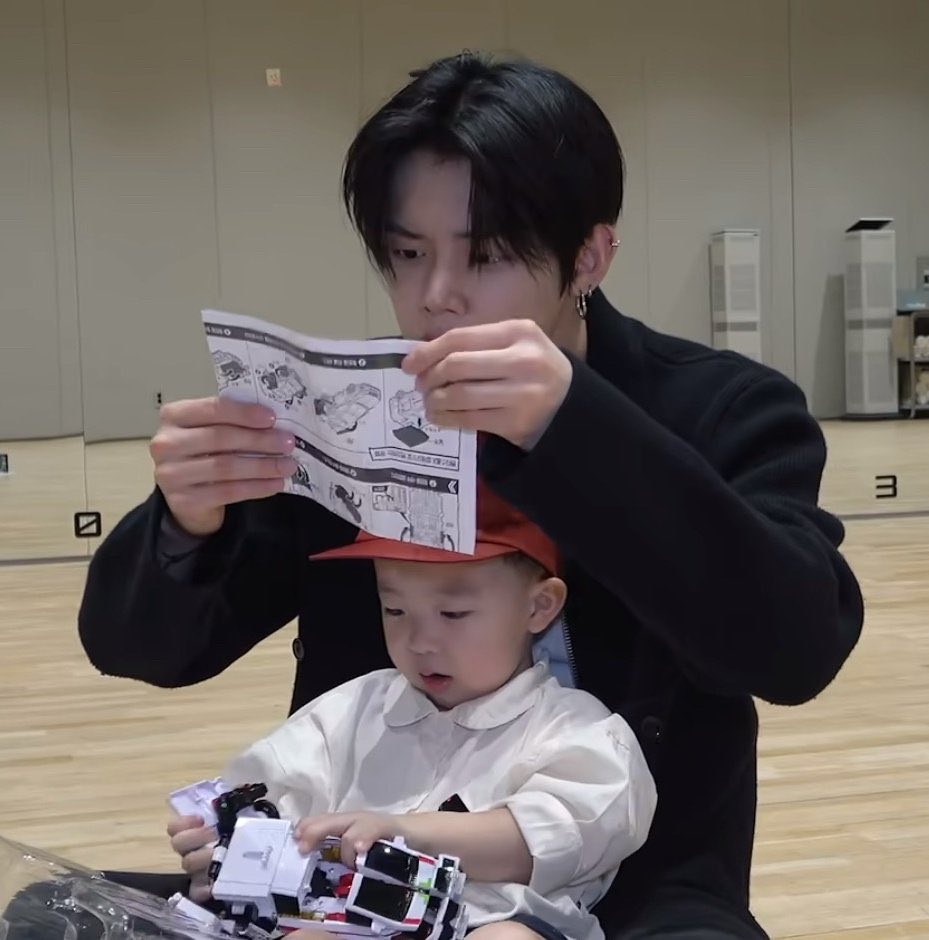 rinri_kim97's tweet photo. 👶🏻 : ลุงคับ อันนี้เล่นไงง่ะ
🦊 : แปปนะลูก ลุงดูคู่มือแปป https://t.co/a9dOvqiy1G