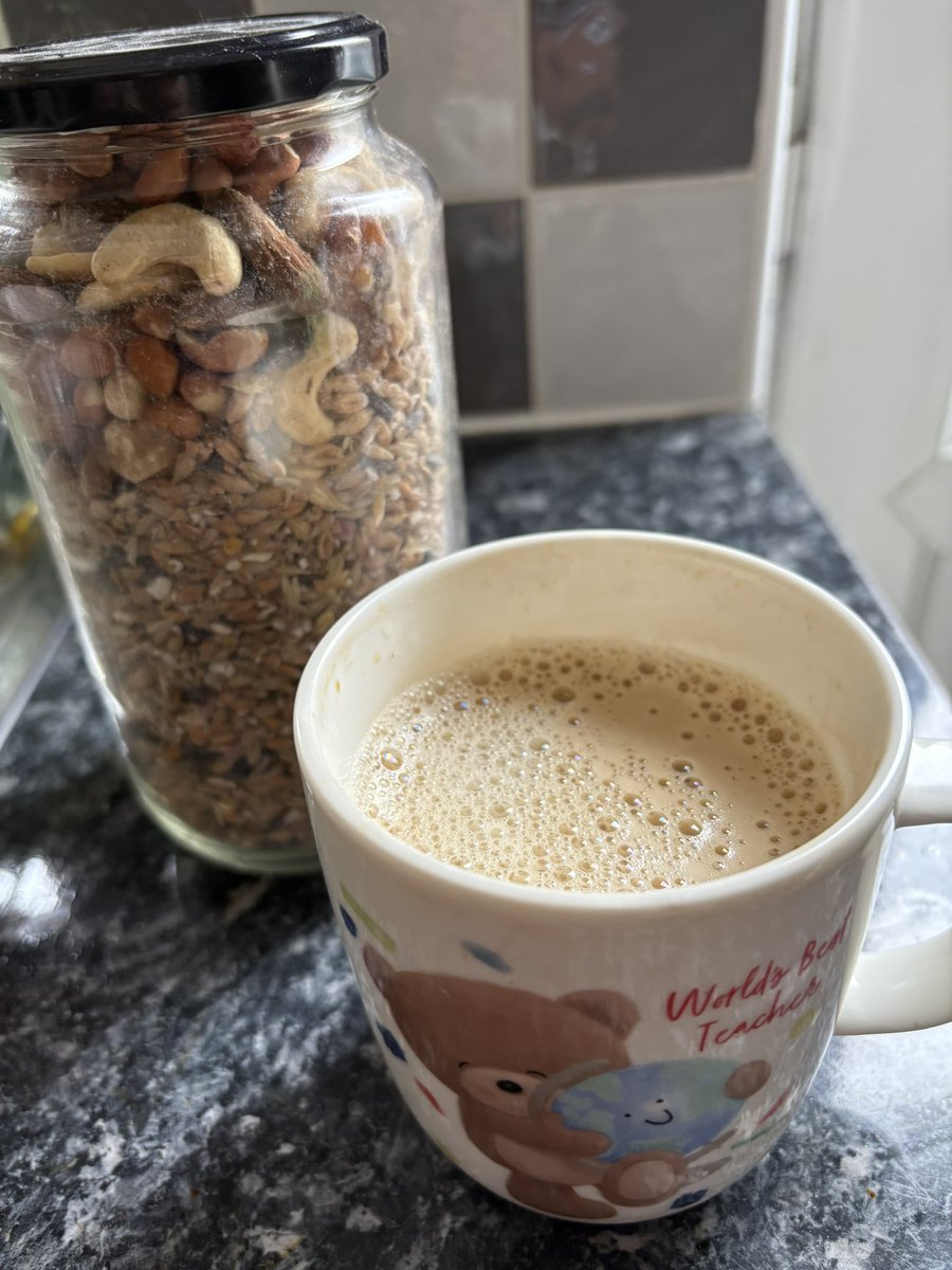 julia_k8_'s tweet photo. The squirrels know when they hear my coffee machine that it’s breakfast time 🧠🐿️ https://t.co/MbfnZIFqWc