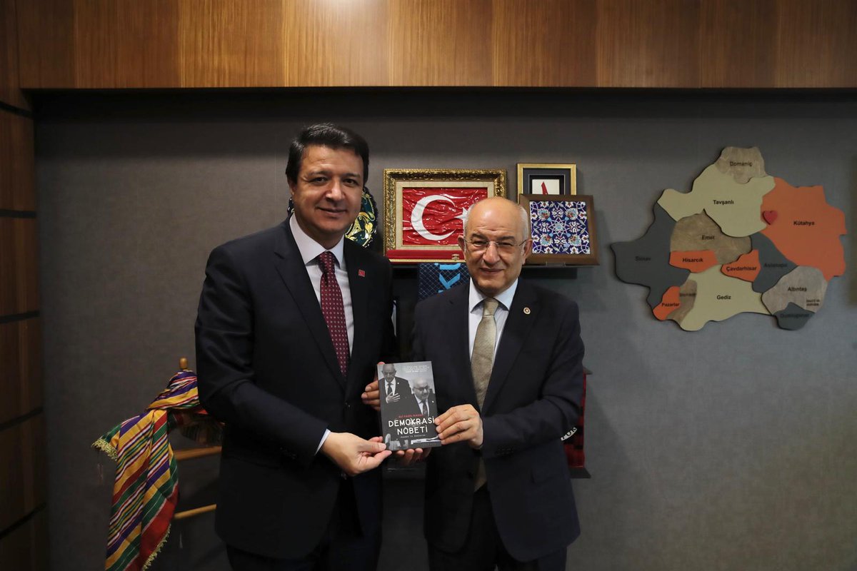 Saadet Partisi Genel Başkanı Sayın Mahmut Arıkan’ı TBMM'de makamımızda ağırlamaktan büyük memnuniyet duydum. Nazik ziyaretleri vesilesiyle, merhum Hasan Bitmez anısına kaleme aldığımız “Demokrasi Nöbeti” adlı kitabımızı da kendilerine takdim ettim. Demokrasiye olan inancımızı ve