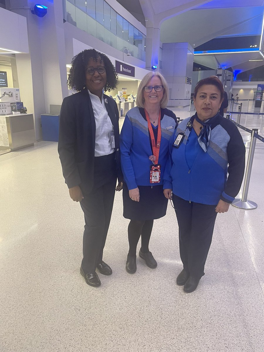 fontus_fortune's tweet photo. First Uniform day! Lobby team looks awesome!!👏🏾 💙 https://t.co/6M3hYPMwgv