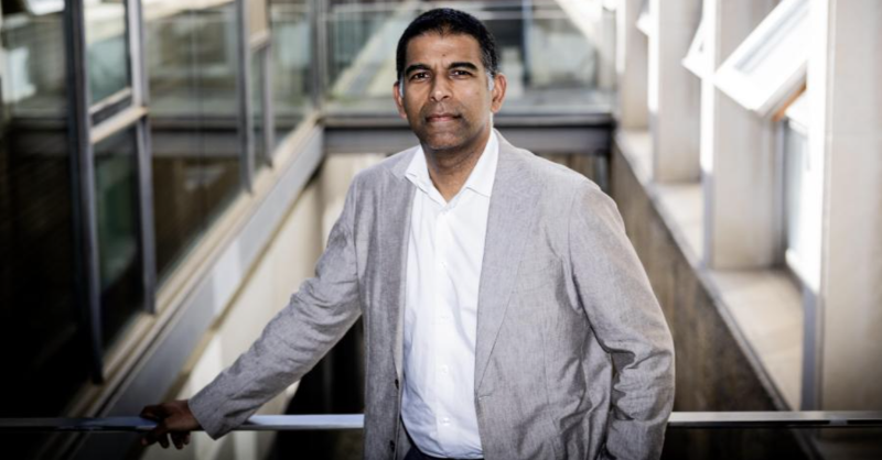 Esade's tweet photo. 🌍 “Las escuelas de negocios tienen que aportar más valor”. En esta entrevista para @LaVanguardia, Daniel Traça, director general de #Esade, comparte su visión sobre el liderazgo global y el impacto social. Lee más👇