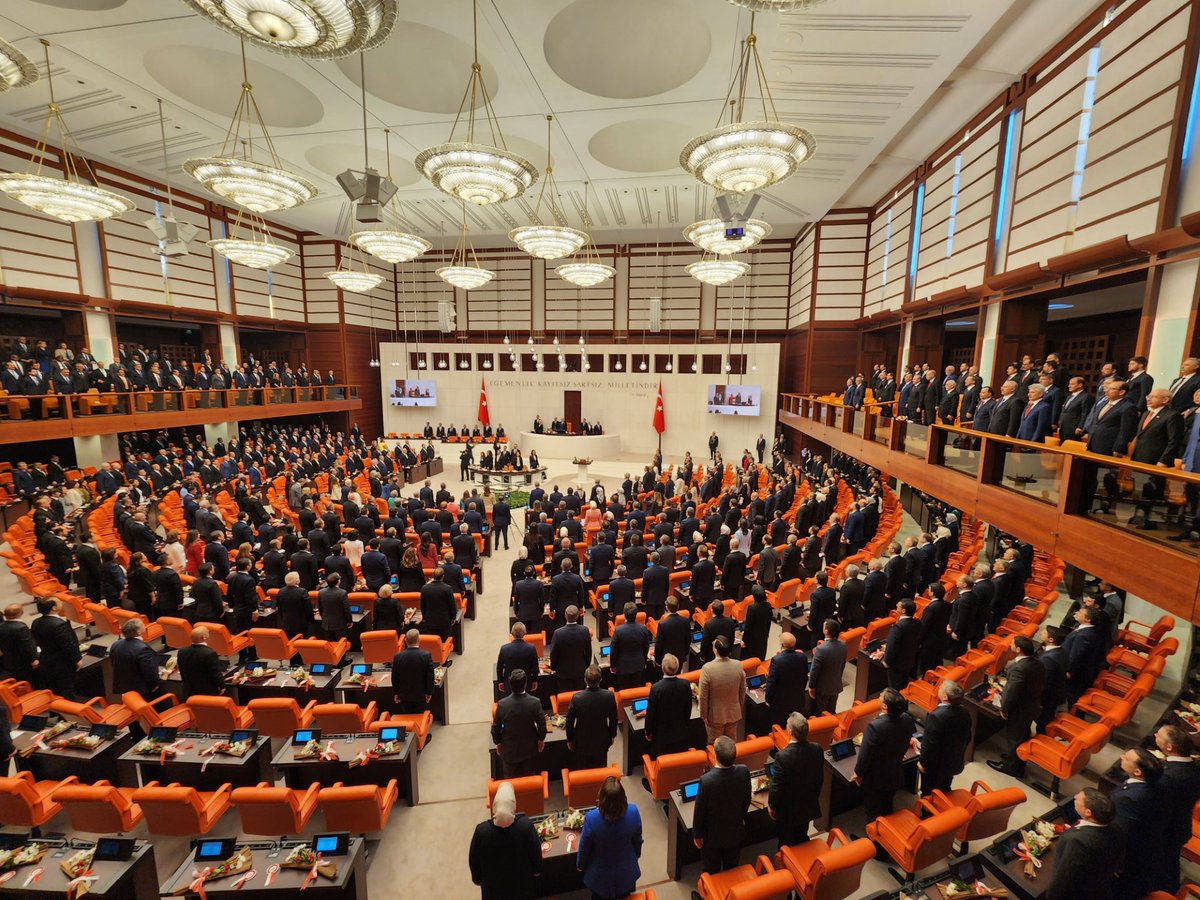 KAÇ KİŞİ BU YEMİNE SADIK?

“Devletin varlığı ve bağımsızlığını, vatanın ve milletin bölünmez bütünlüğünü, milletin kayıtsız ve şartsız egemenliğini koruyacağıma;

hukukun üstünlüğüne, demokratik ve laik Cumhuriyete ve Atatürk ilke ve inkılâplarına bağlı kalacağıma;

toplumun