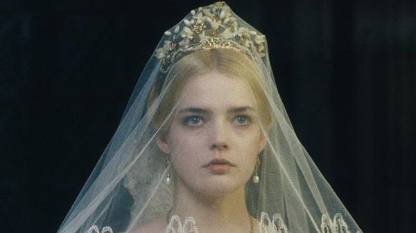 Roxane Mesquida dans Une Vieille maîtresse.