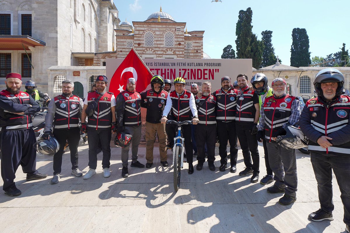 572 yıl önce atlar üstünde fethedilen İstanbul’u, bugün demir atlarla selamladık.

“Fethin İzinden Motosiklet ve Bisiklet Turu" ile Fatih’in izini sürerken; bir çağın kapanıp bir çağın açıldığı o büyük yürüyüşü yeniden hissettik.

Ruhu diri, istikameti açık bir İstanbul için...