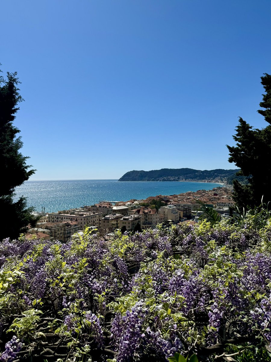 🎉 Quest’anno #Alassio celebra il suo legame storico con gli inglesi con gli appuntamenti di “Alassio e gli Inglesi 1975-2025”: proprio 150 anni fa i primi cittadini britannici scelsero la perla della Riviera di Ponente come casa, buon ritiro e fonte di ispirazione

#lamialiguria