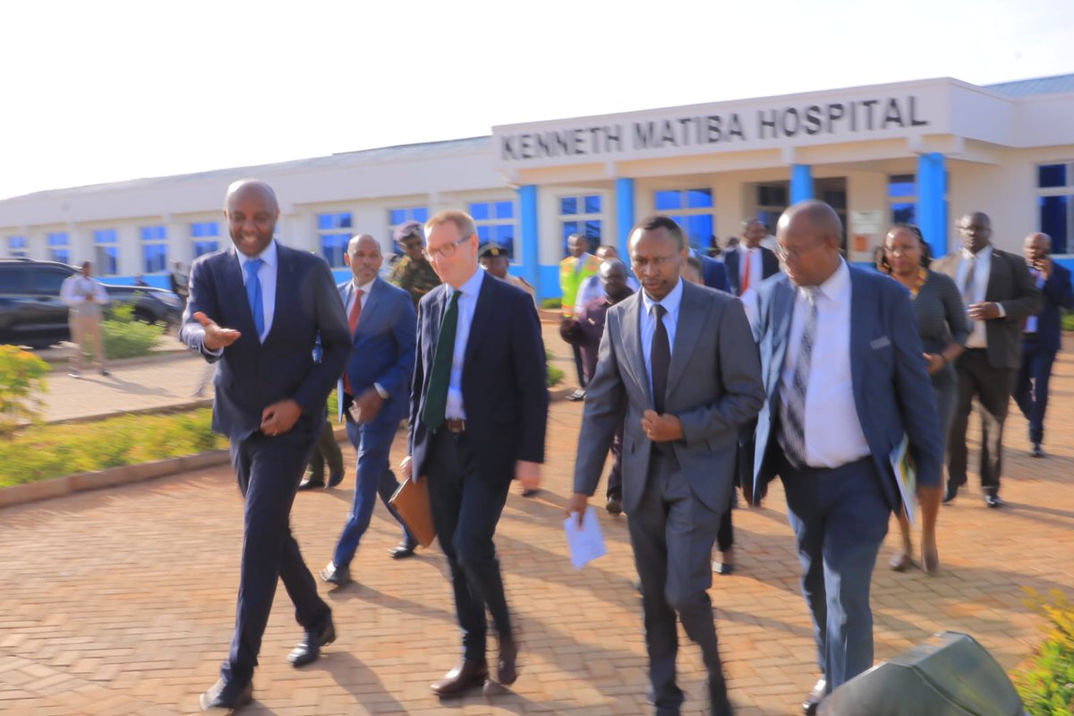 HonKangata's tweet photo. HE Neil,UK Ambassador to Kenya, visited Murang’a. 

He toured the upcoming Murang’a Export Processing Zone that is 70% complete. 

It will create jobs and value addition for Muranga County products.

Muranga tops in Tea,Avocado production.
No 2 in coffee. https://t.co/SlRGkteBtP