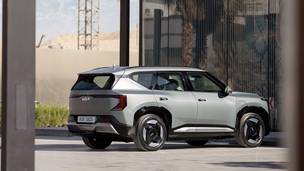 Some places turn heads. The EV5 turns them twice. 👀

(IG) siddharth_dadhe

#Kia #MyKia #EV5 #MovementThatInspires