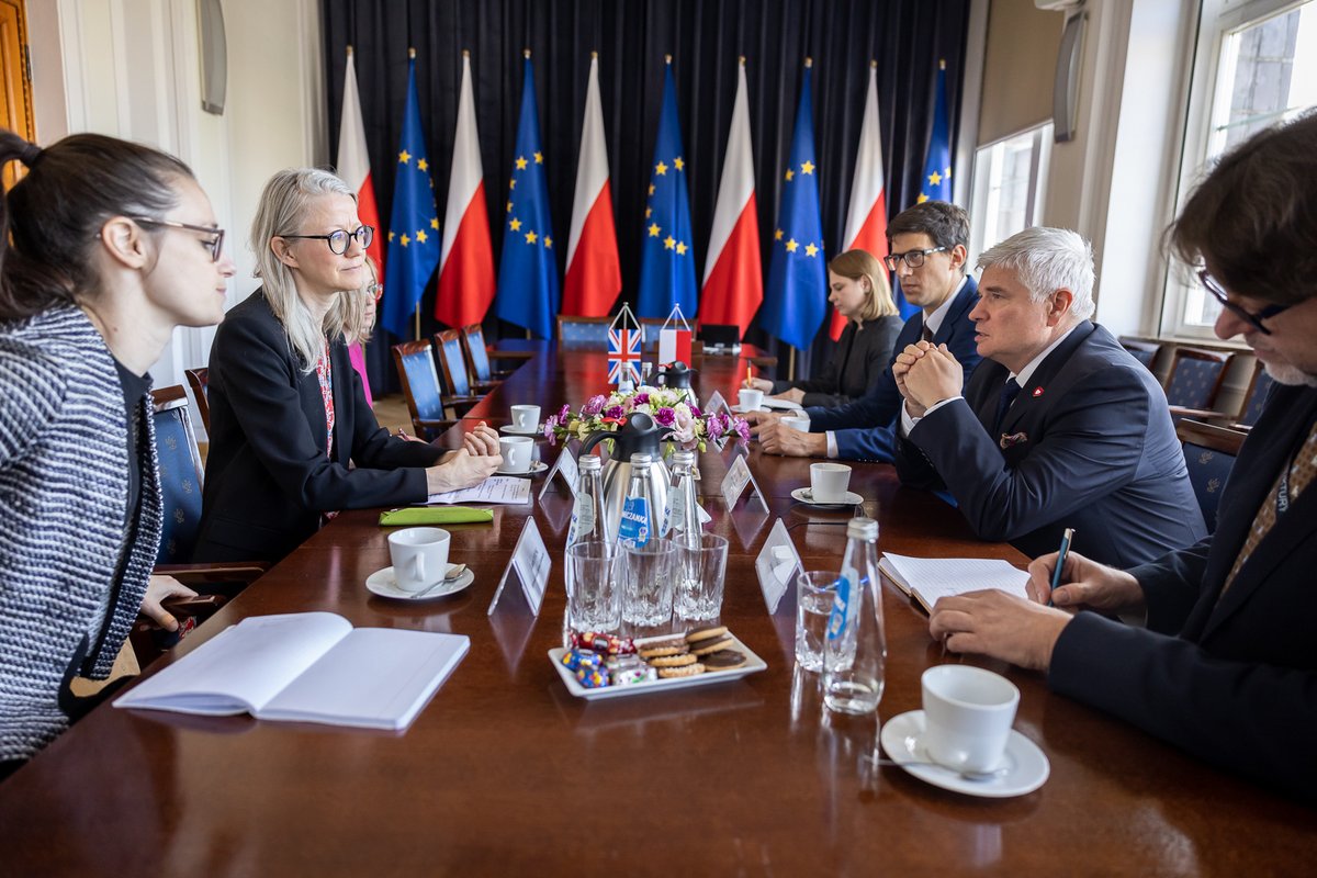 🇵🇱 🇬🇧Współpraca transportowa Polska–Wielka Brytania!

Wiceminister infrastruktury <a href="/LasekMaciej/">Maciej Lasek</a> spotkał się z ambasador Wielkiej Brytanii <a href="/AnnaClunes/">Anna Clunes</a>. Rozmowa koncentrowała się na konkretnych kierunkach współpracy w obszarze transportu.

📌 Wśród omawianych tematów znalazły się: